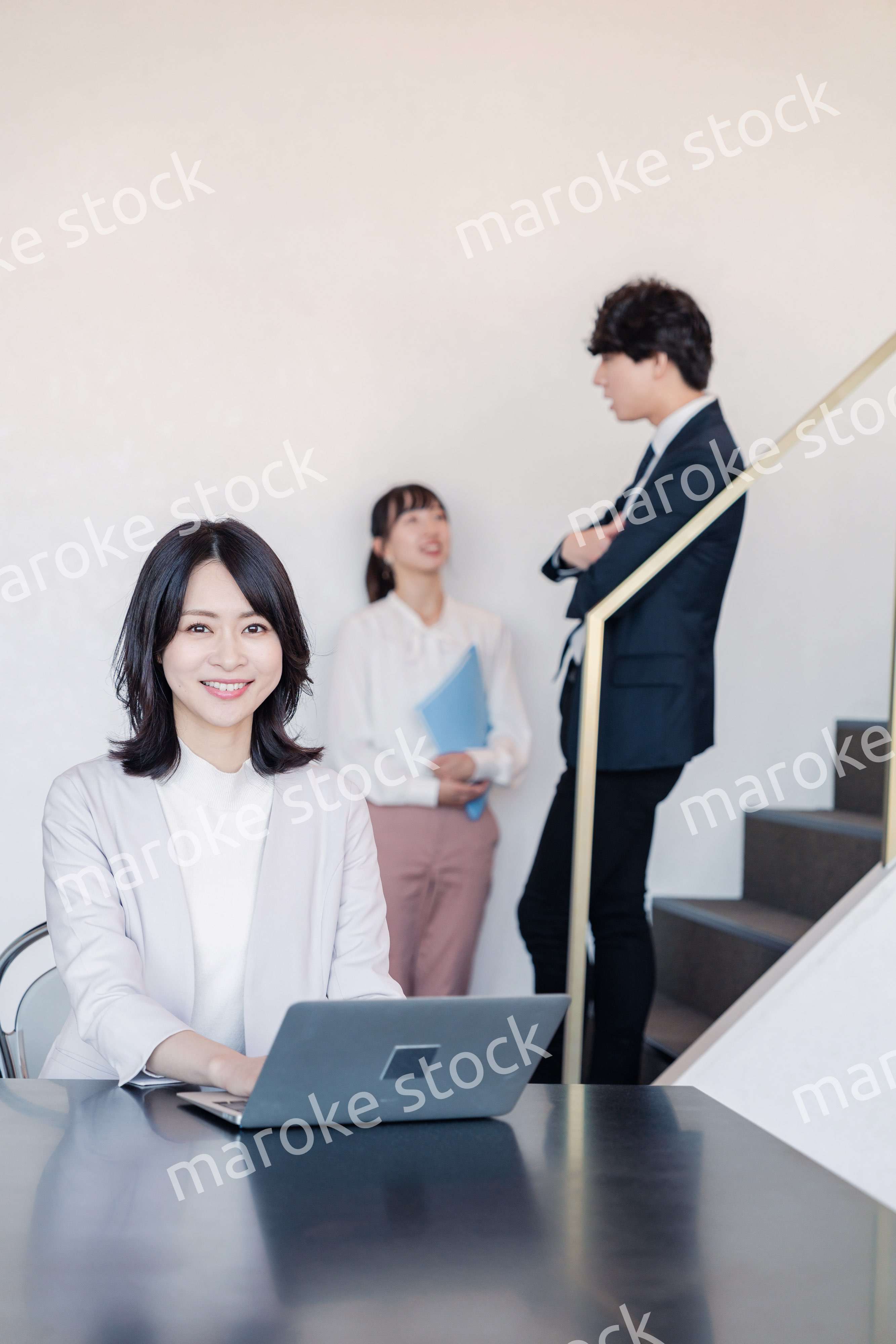 フリーアドレスのオフィスで働くビジネスウーマン