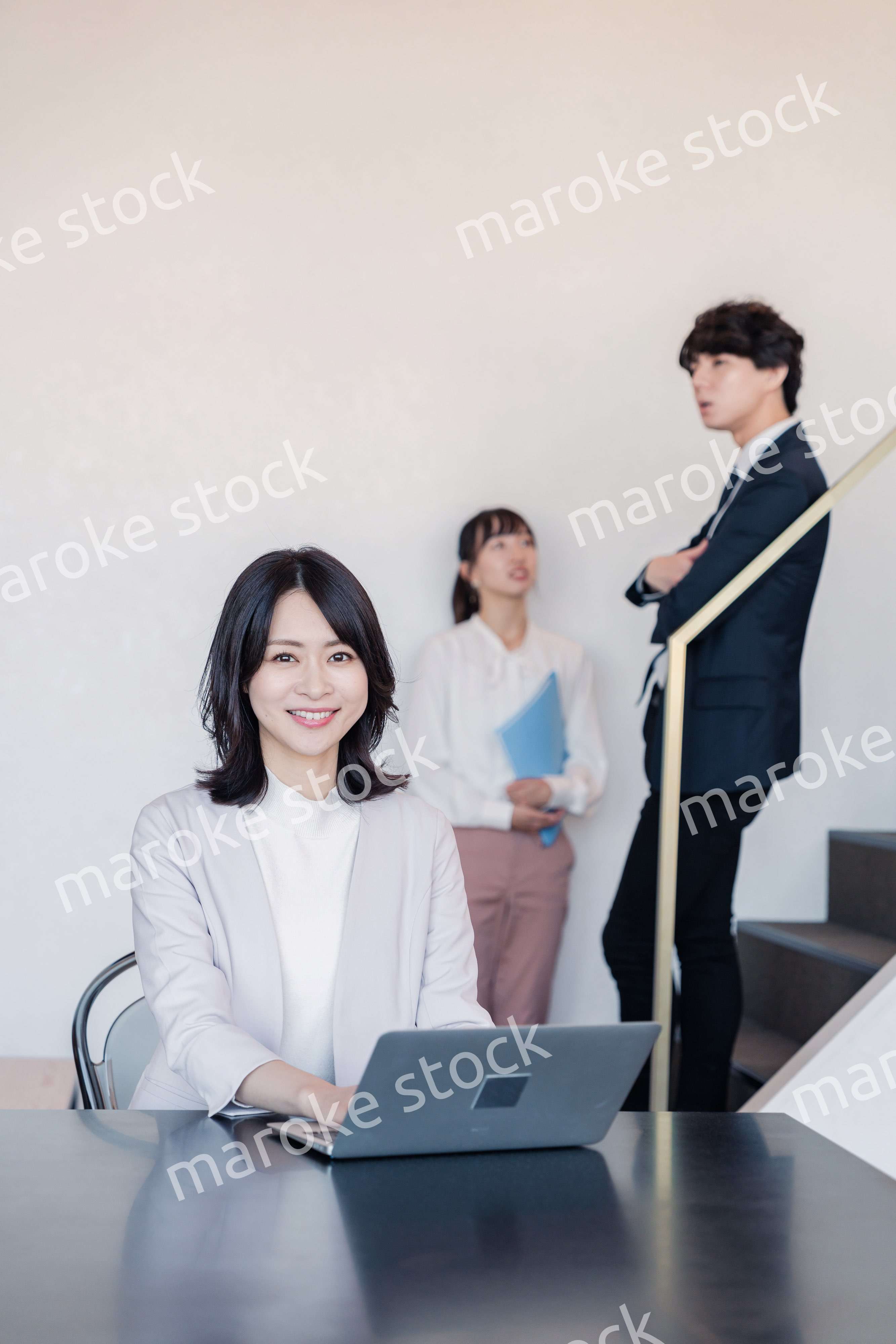 フリーアドレスのオフィスで働くビジネスウーマン