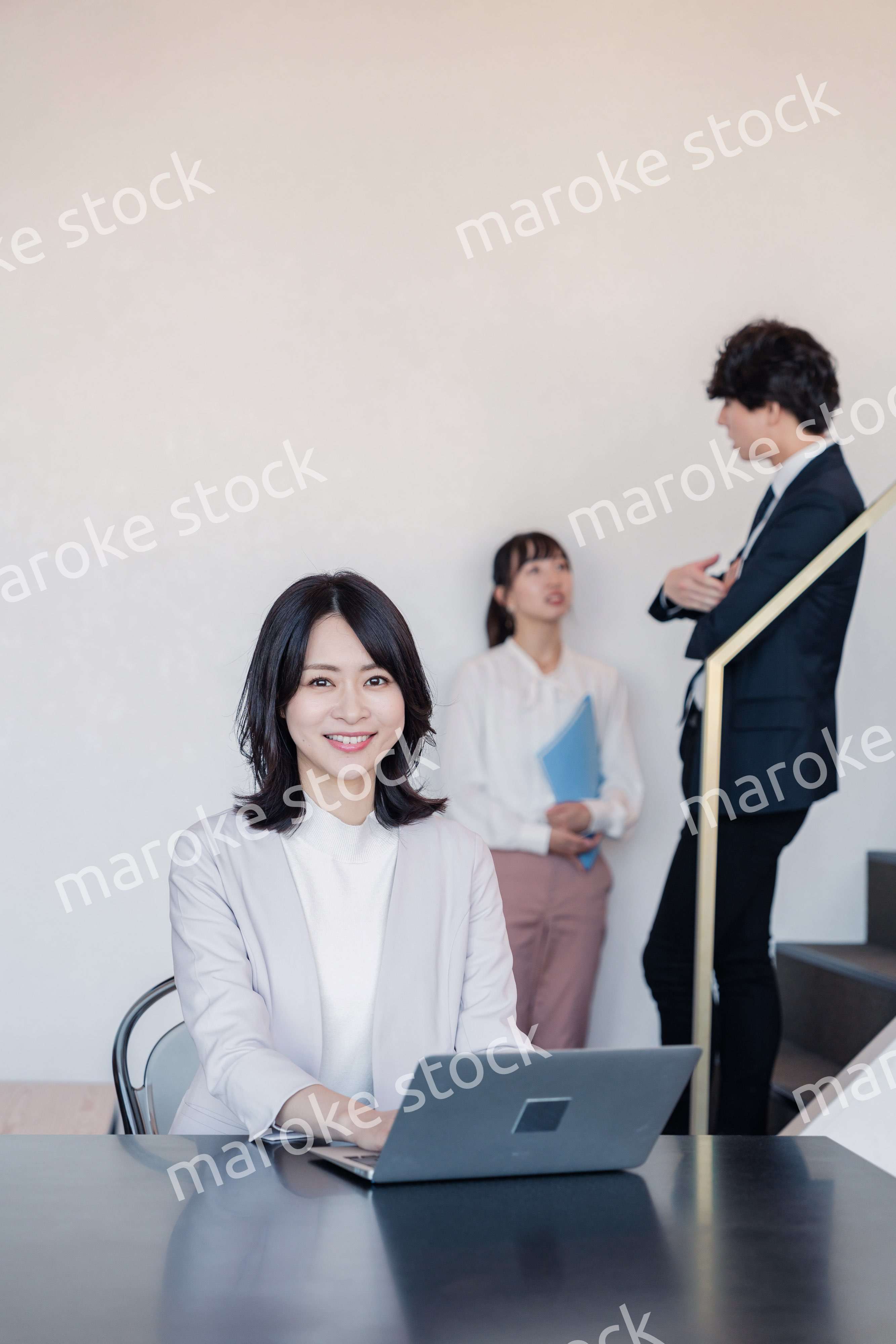 フリーアドレスのオフィスで働くビジネスウーマン