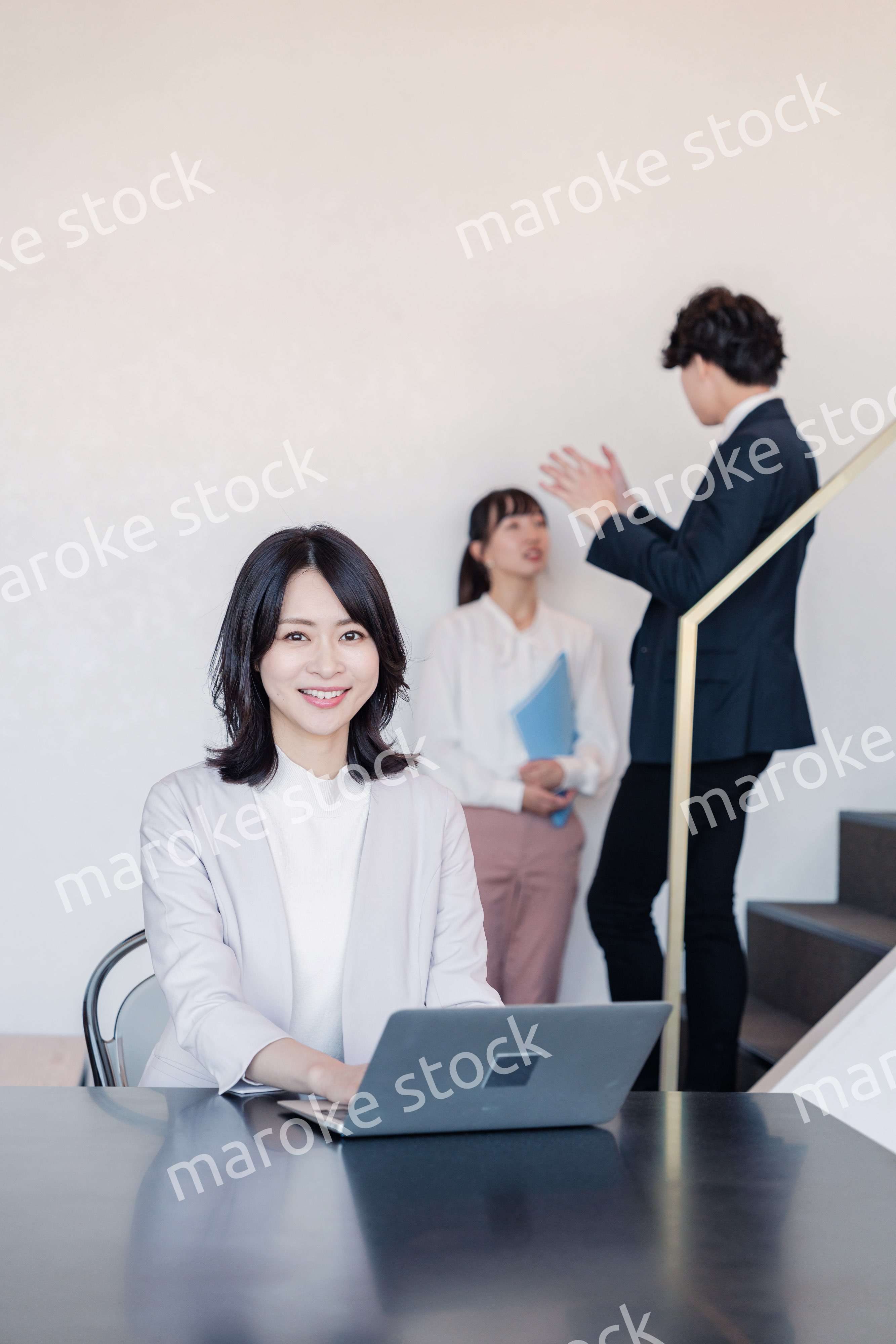 フリーアドレスのオフィスで働くビジネスウーマン