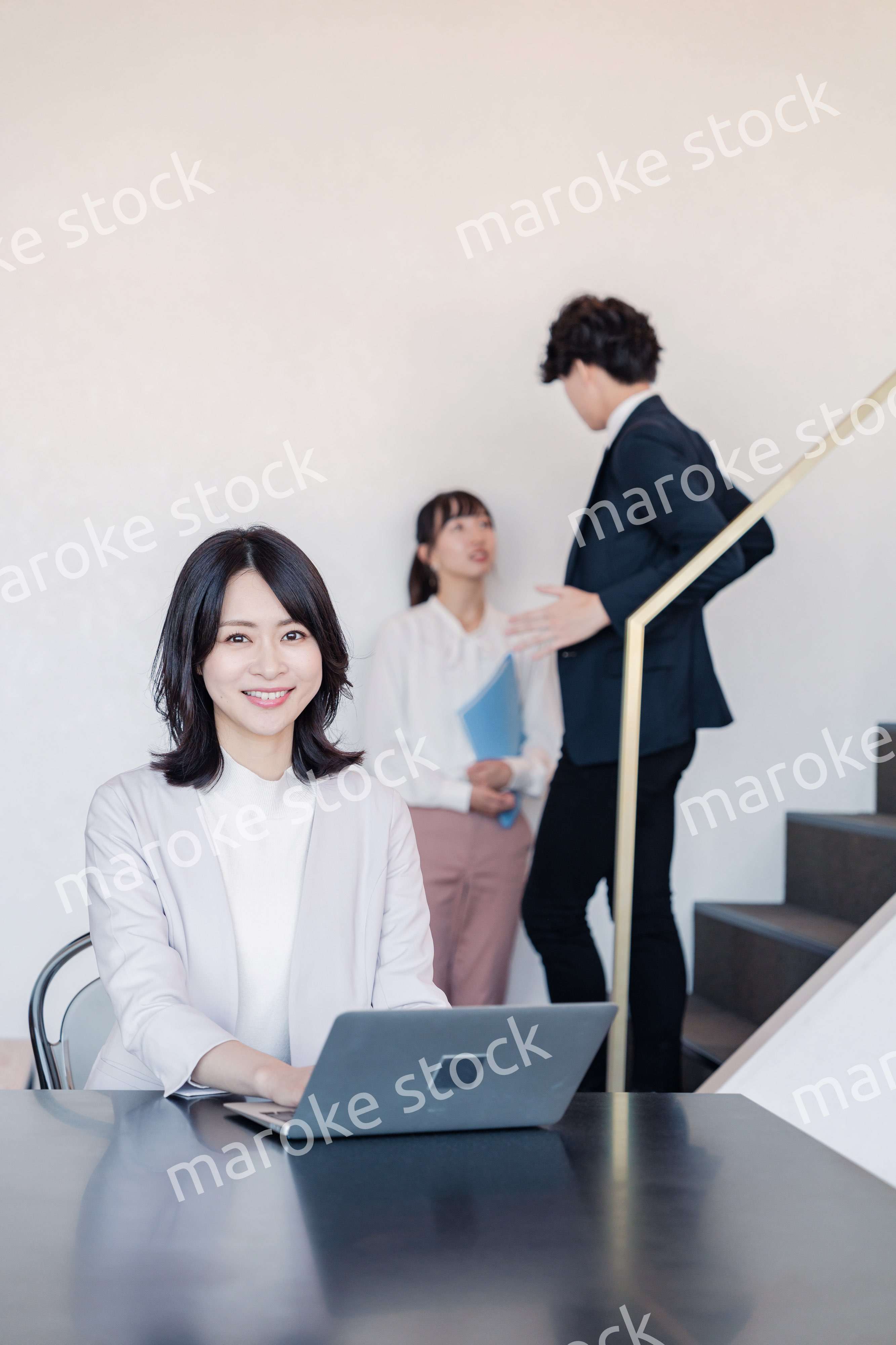 フリーアドレスのオフィスで働くビジネスウーマン