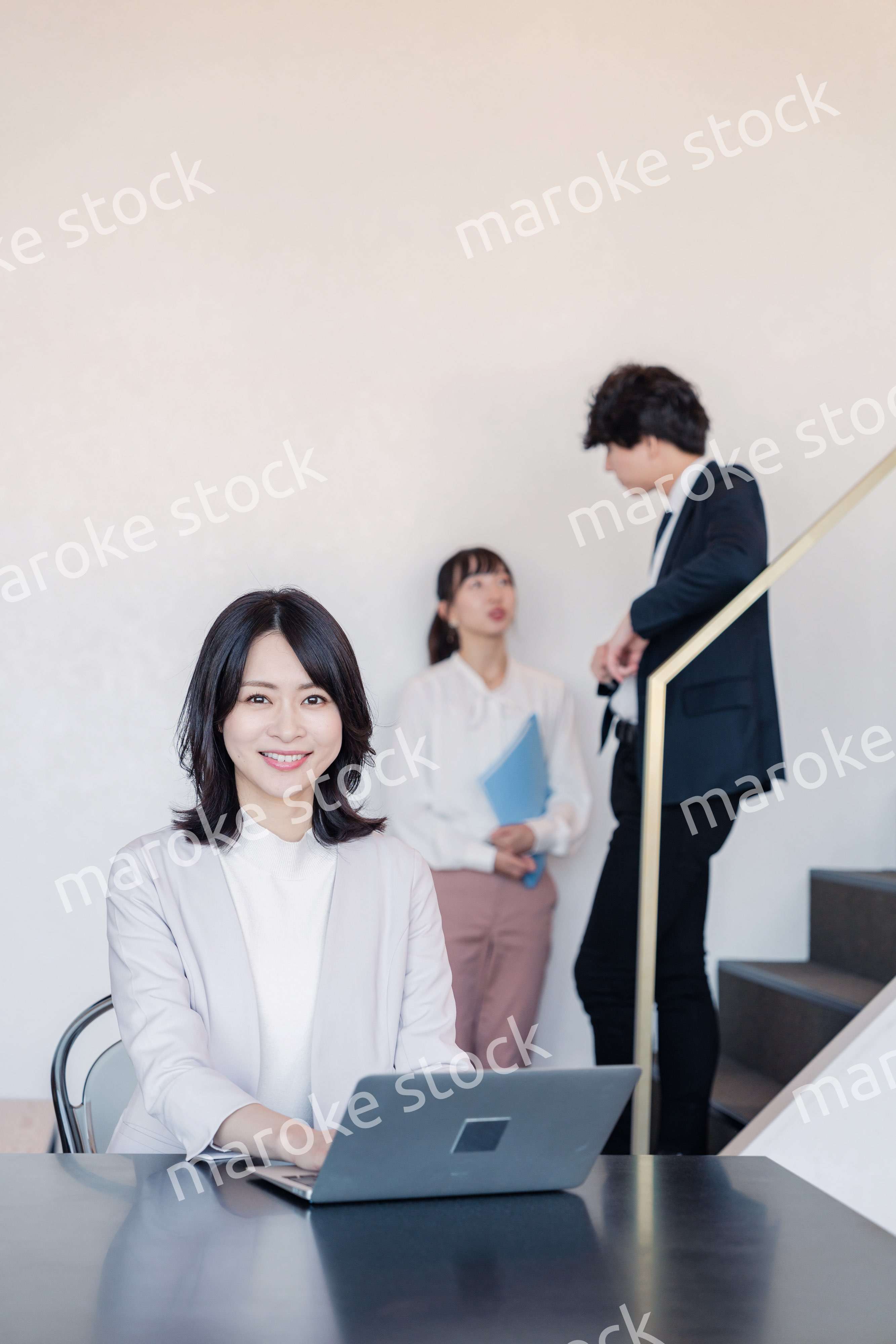 フリーアドレスのオフィスで働くビジネスウーマン