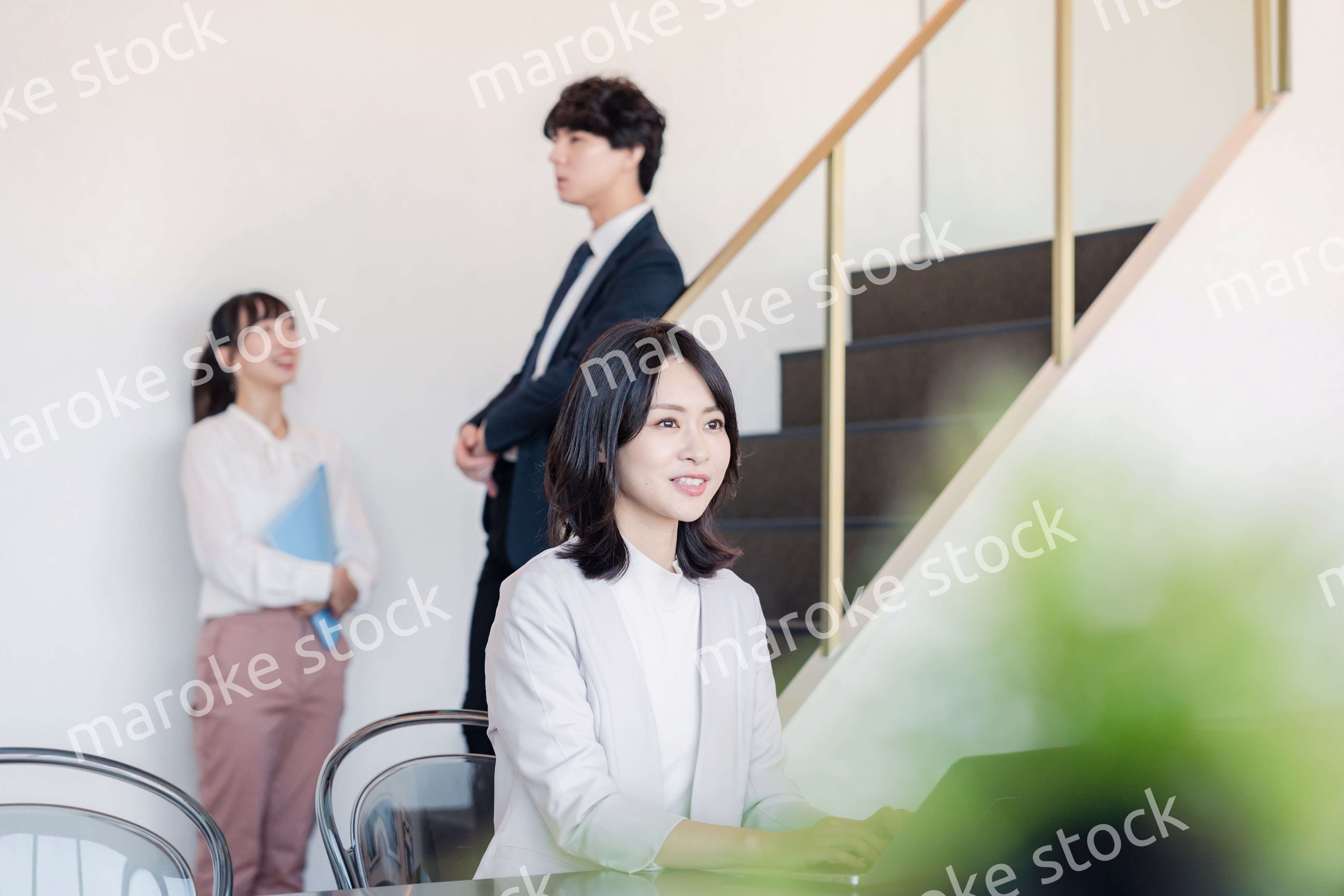 フリーアドレスのオフィスで働くビジネスウーマン