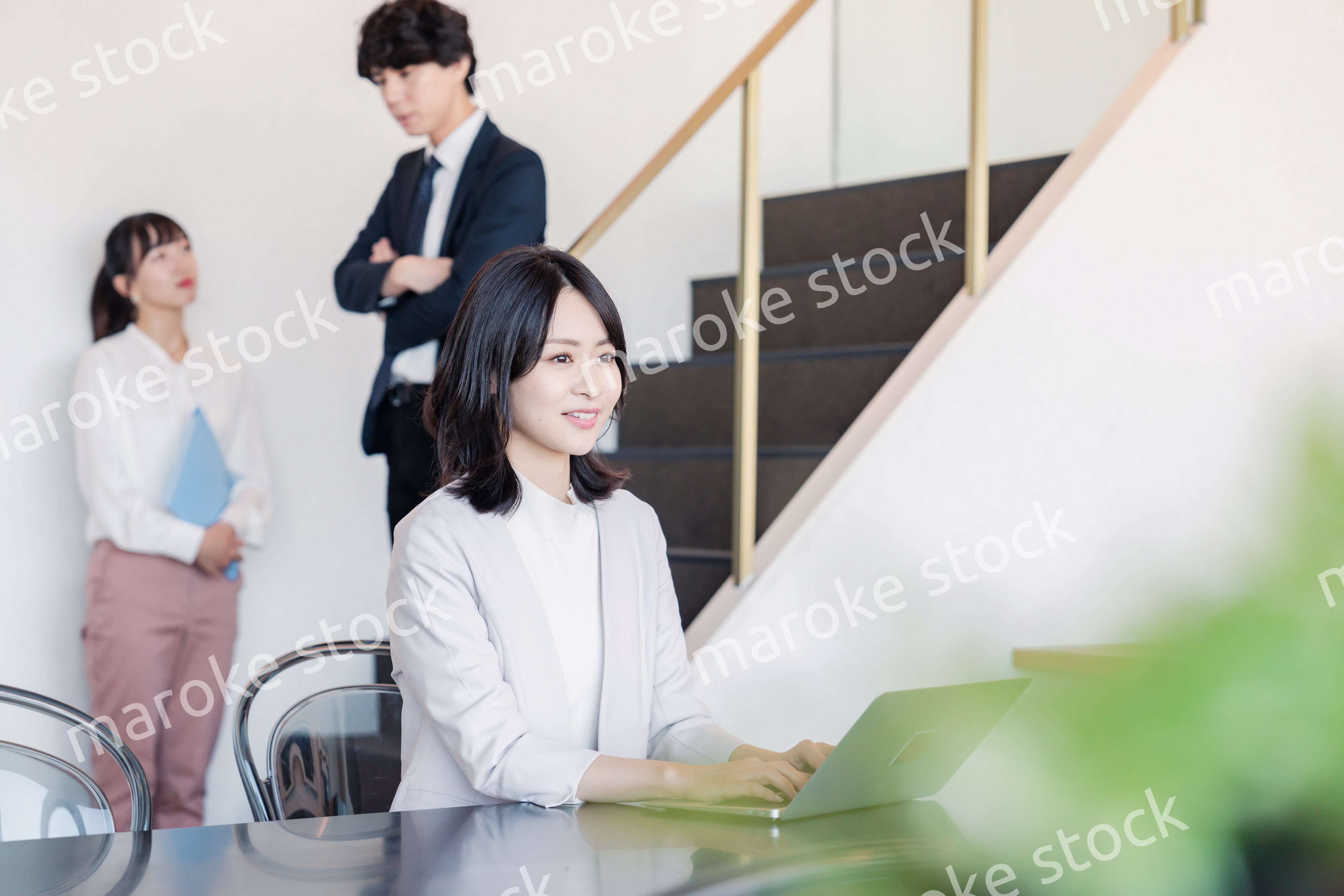 フリーアドレスのオフィスで働くビジネスウーマン