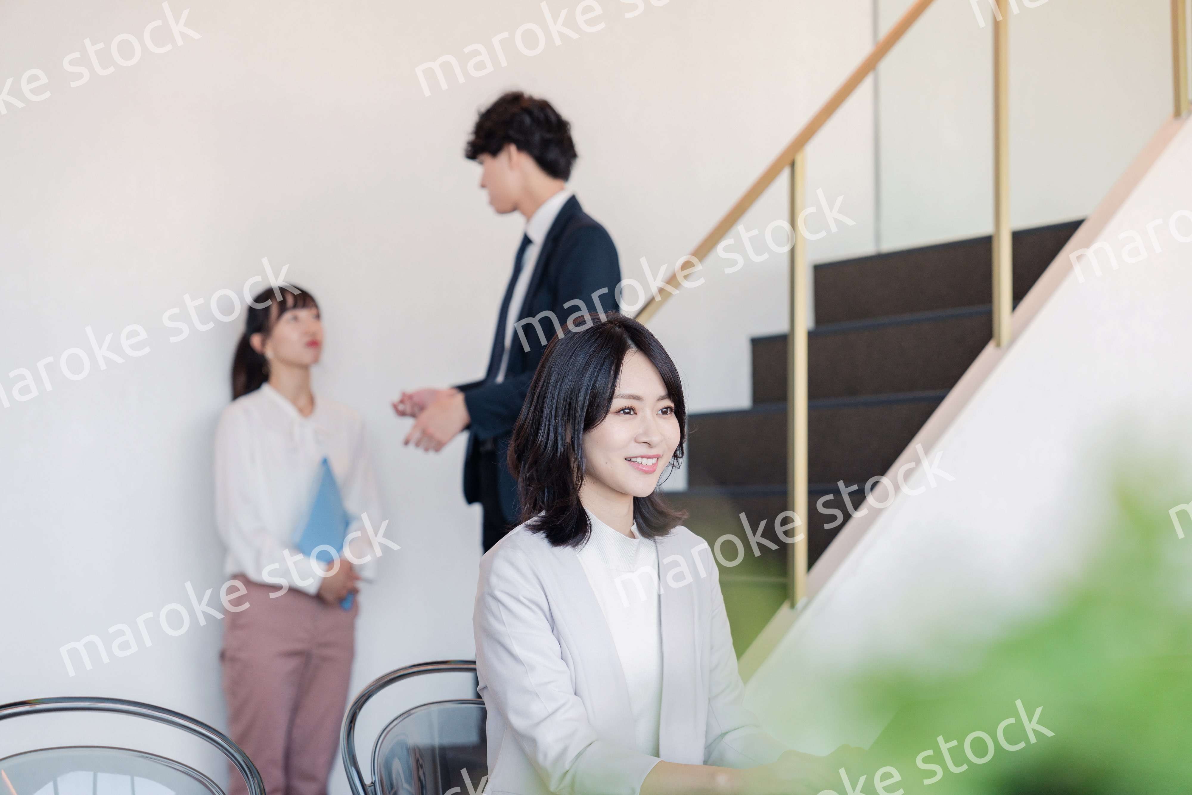 フリーアドレスのオフィスで働くビジネスウーマン