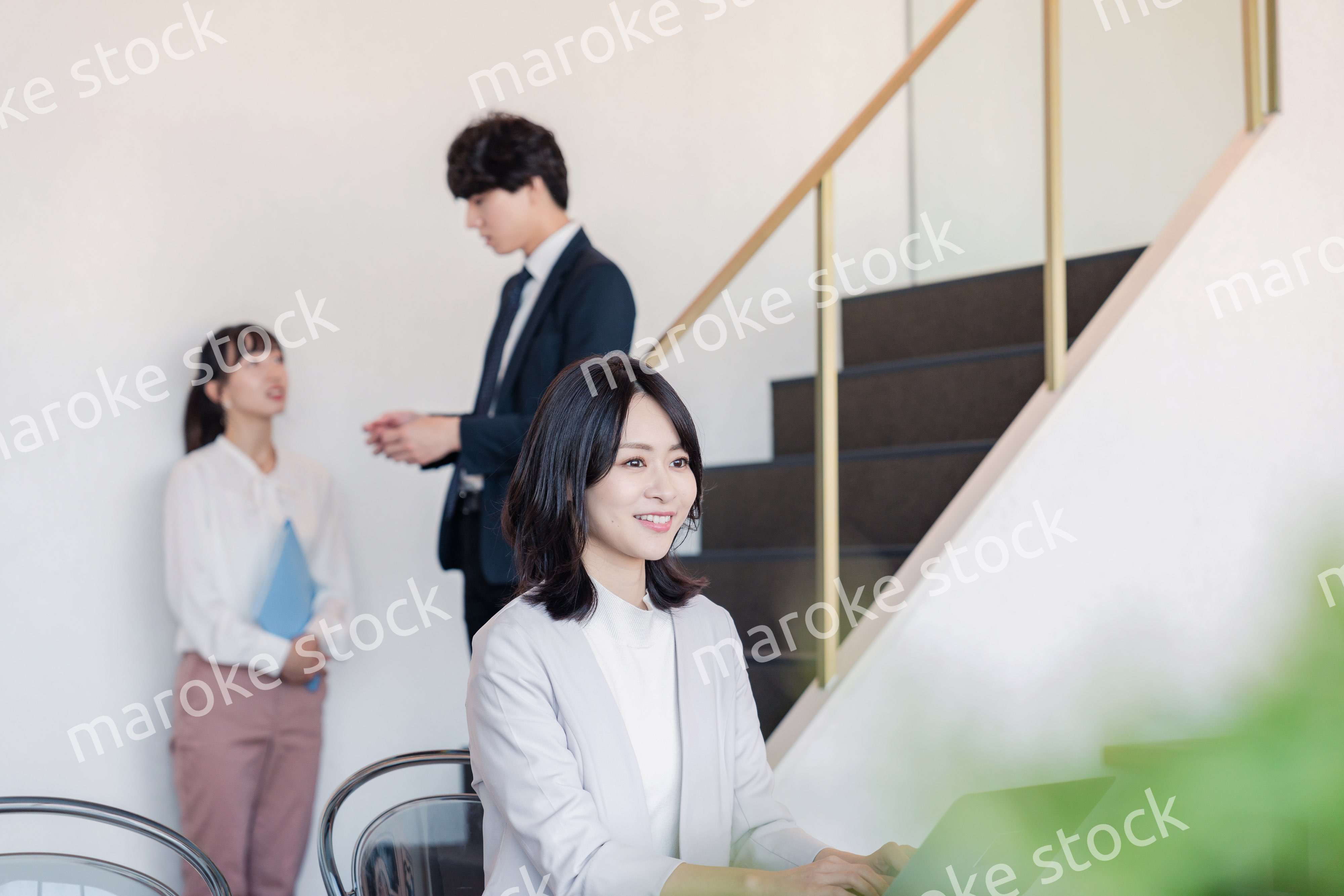 フリーアドレスのオフィスで働くビジネスウーマン