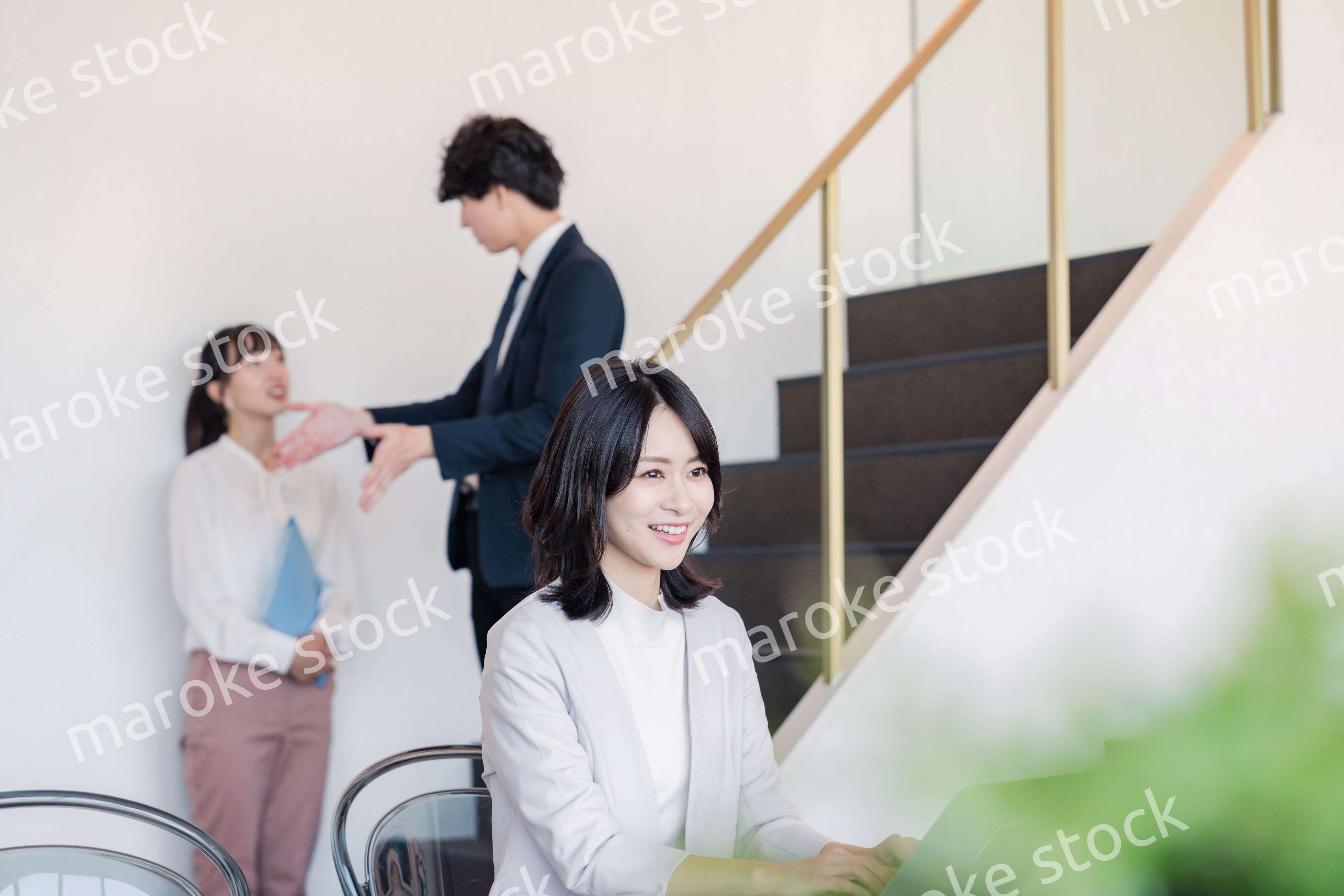 フリーアドレスのオフィスで働くビジネスウーマン