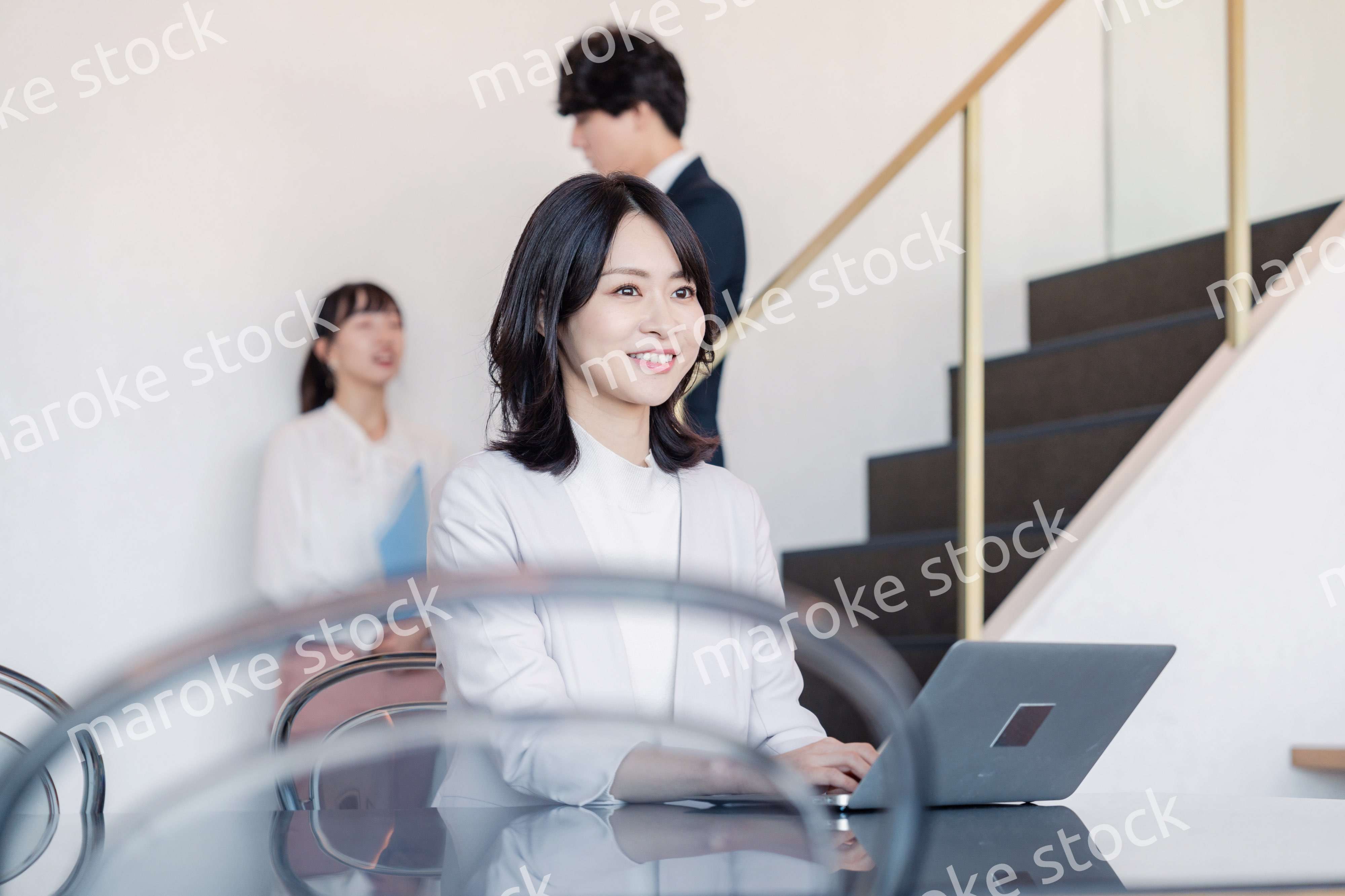 フリーアドレスのオフィスで働くビジネスウーマン