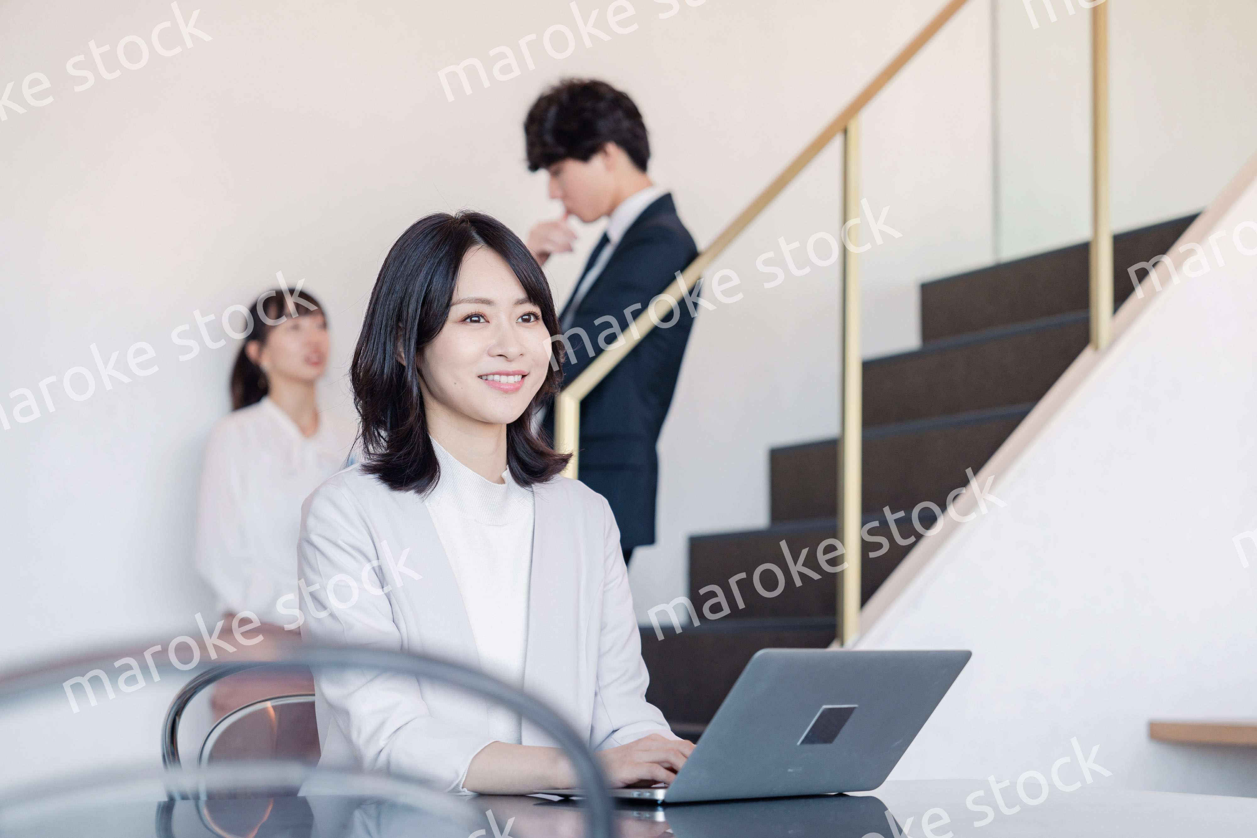 フリーアドレスのオフィスで働くビジネスウーマン