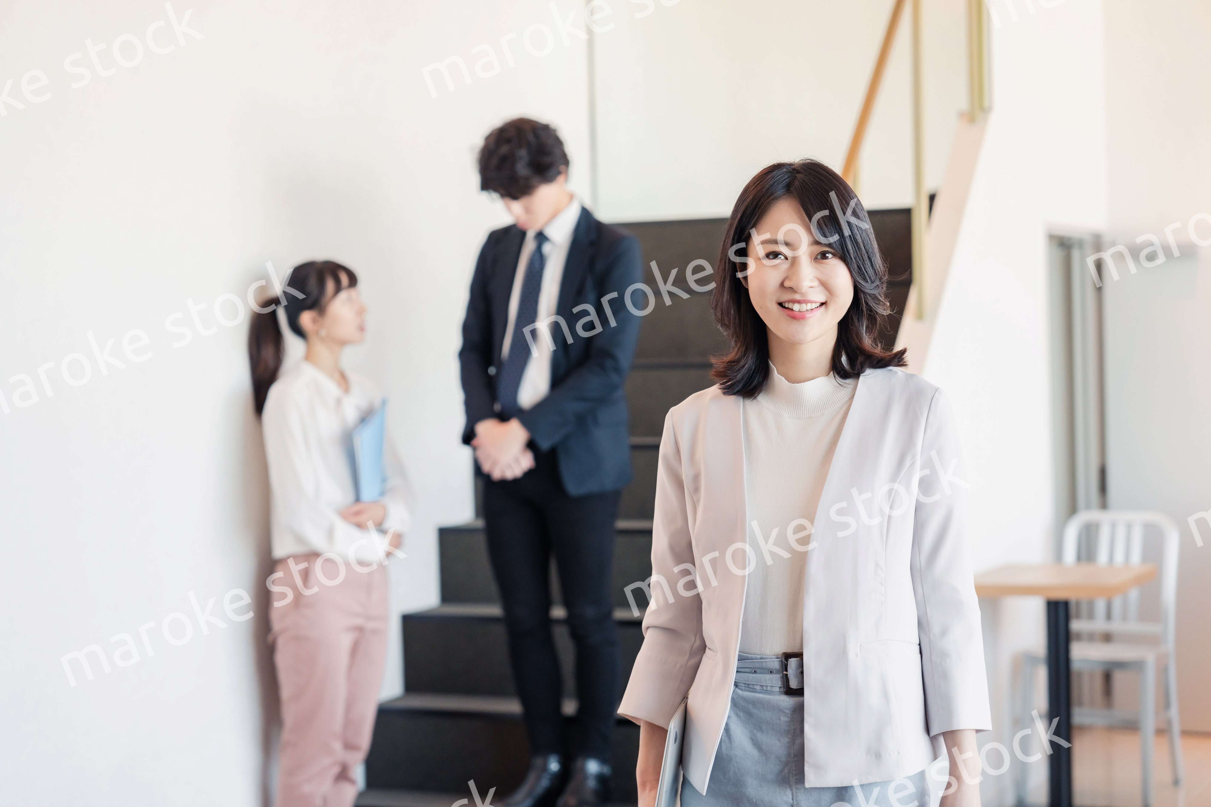 笑顔でオフィスを歩く女性経営者