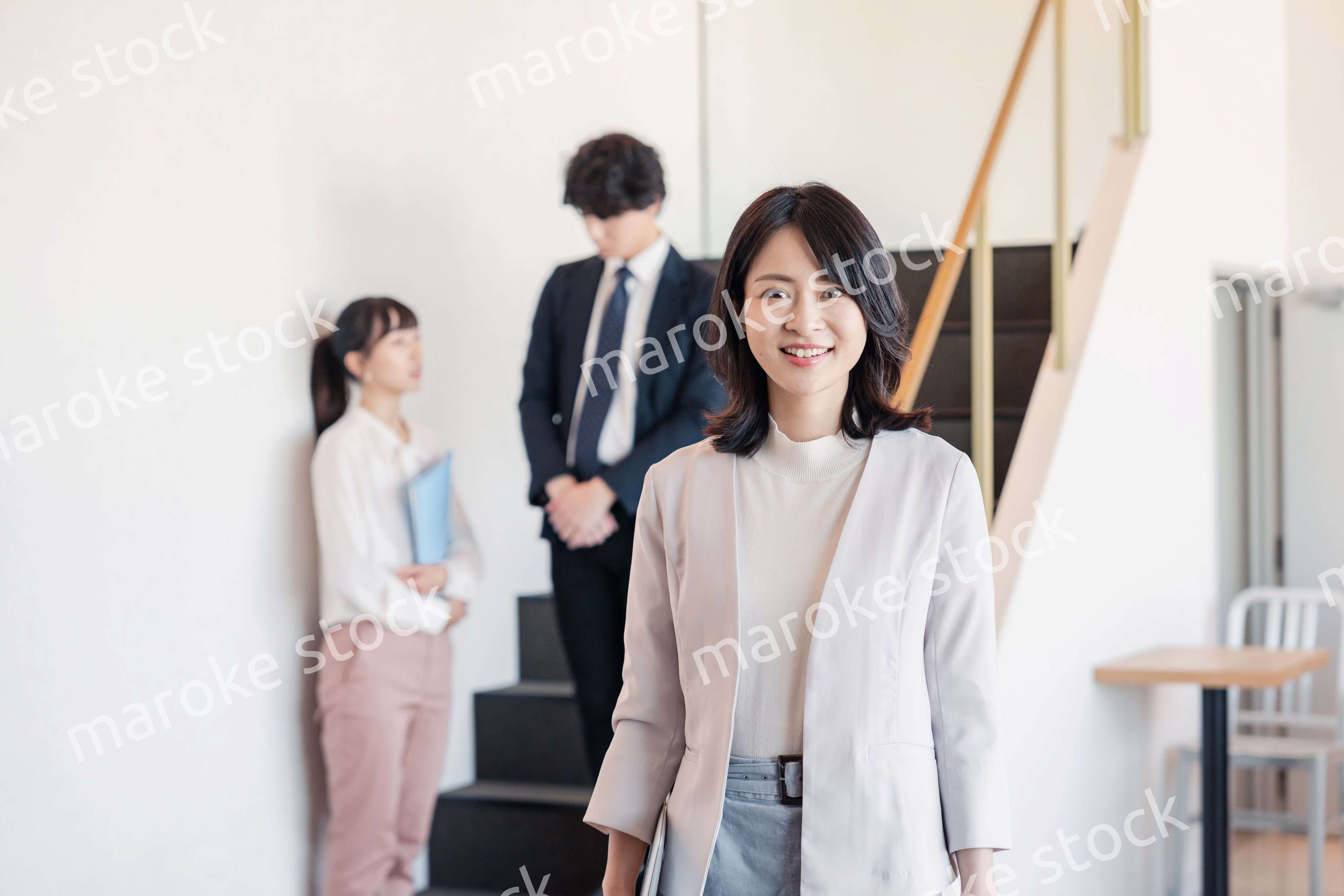 笑顔でオフィスを歩く女性経営者