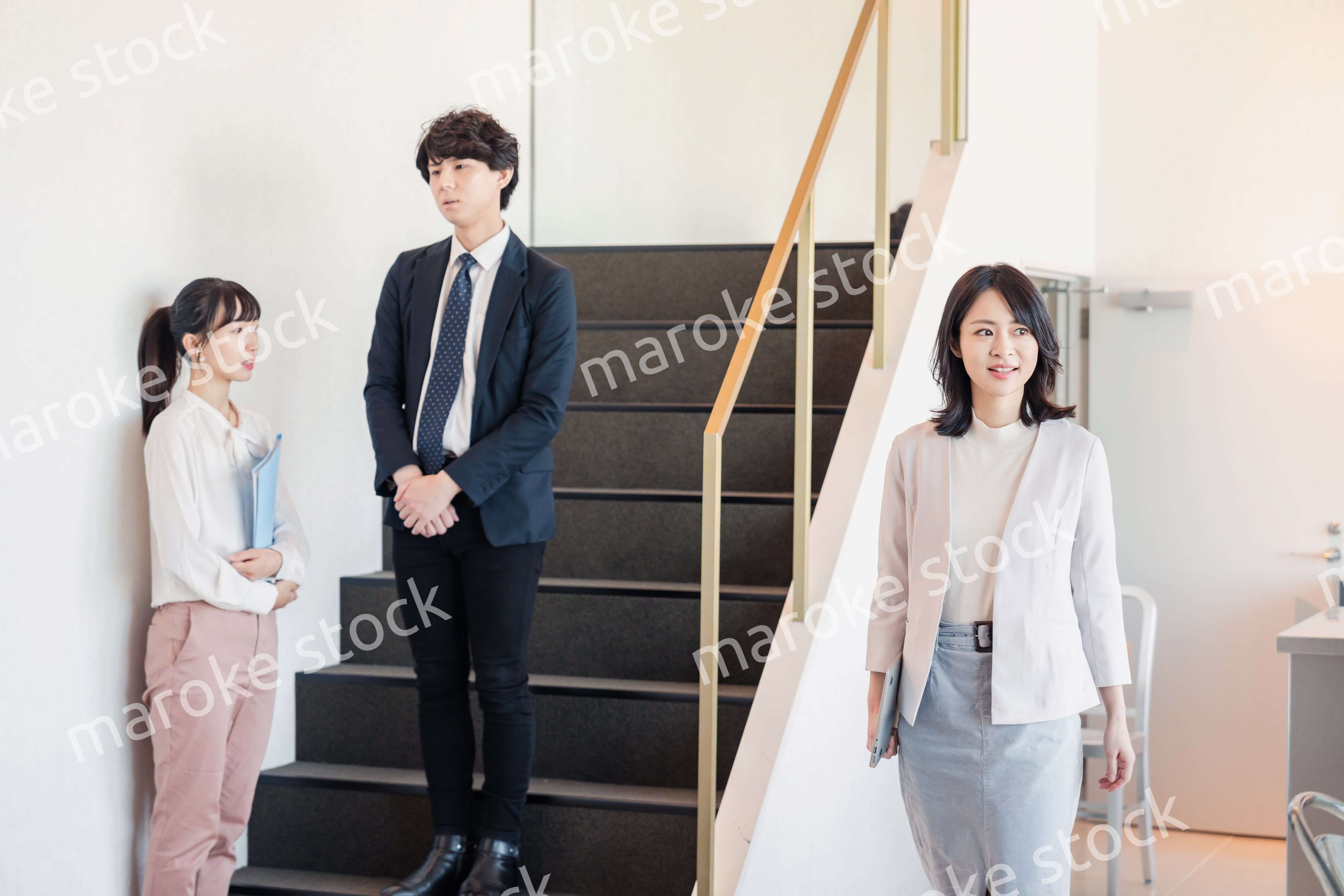 笑顔でオフィスを歩く女性経営者