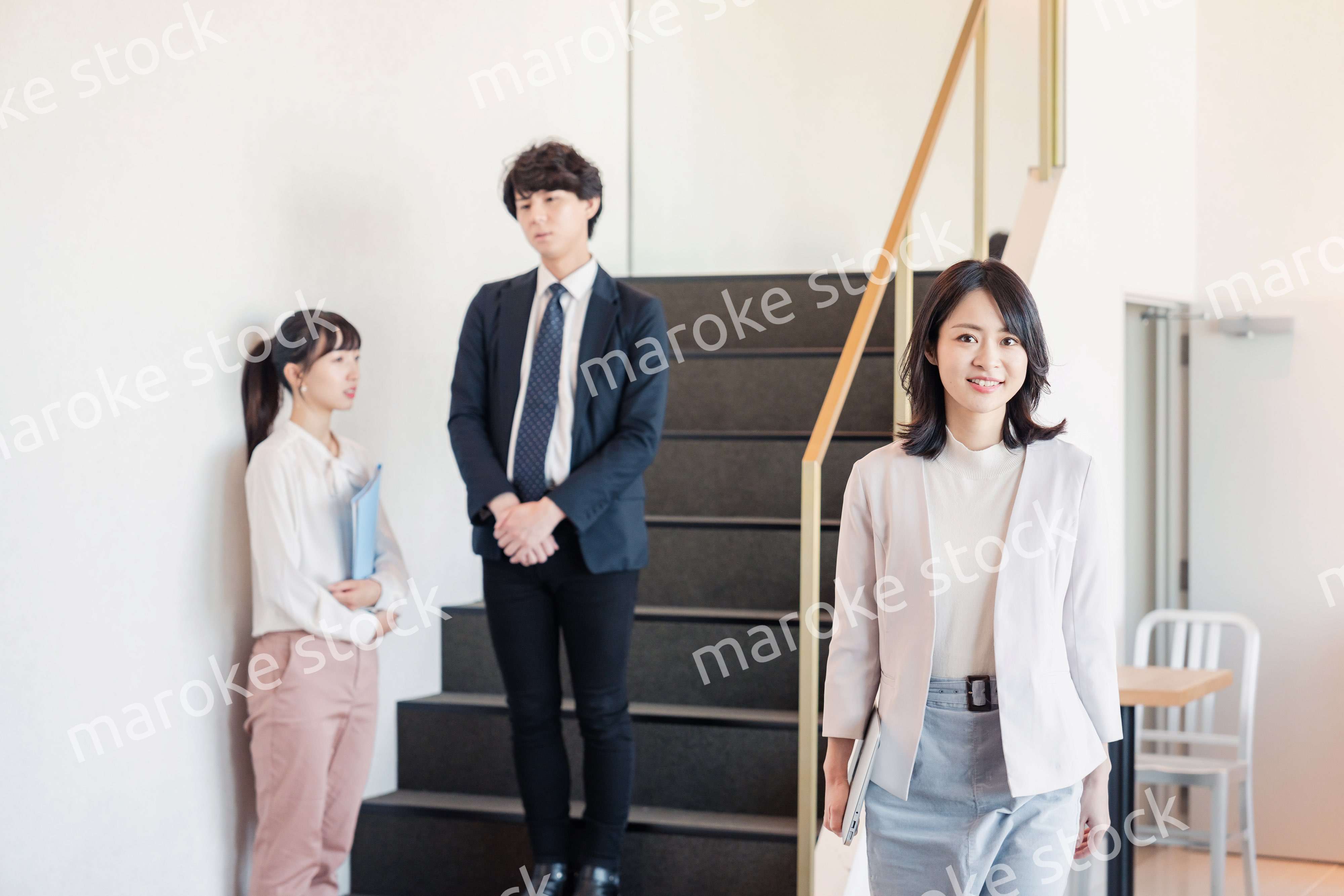 笑顔でオフィスを歩く女性経営者