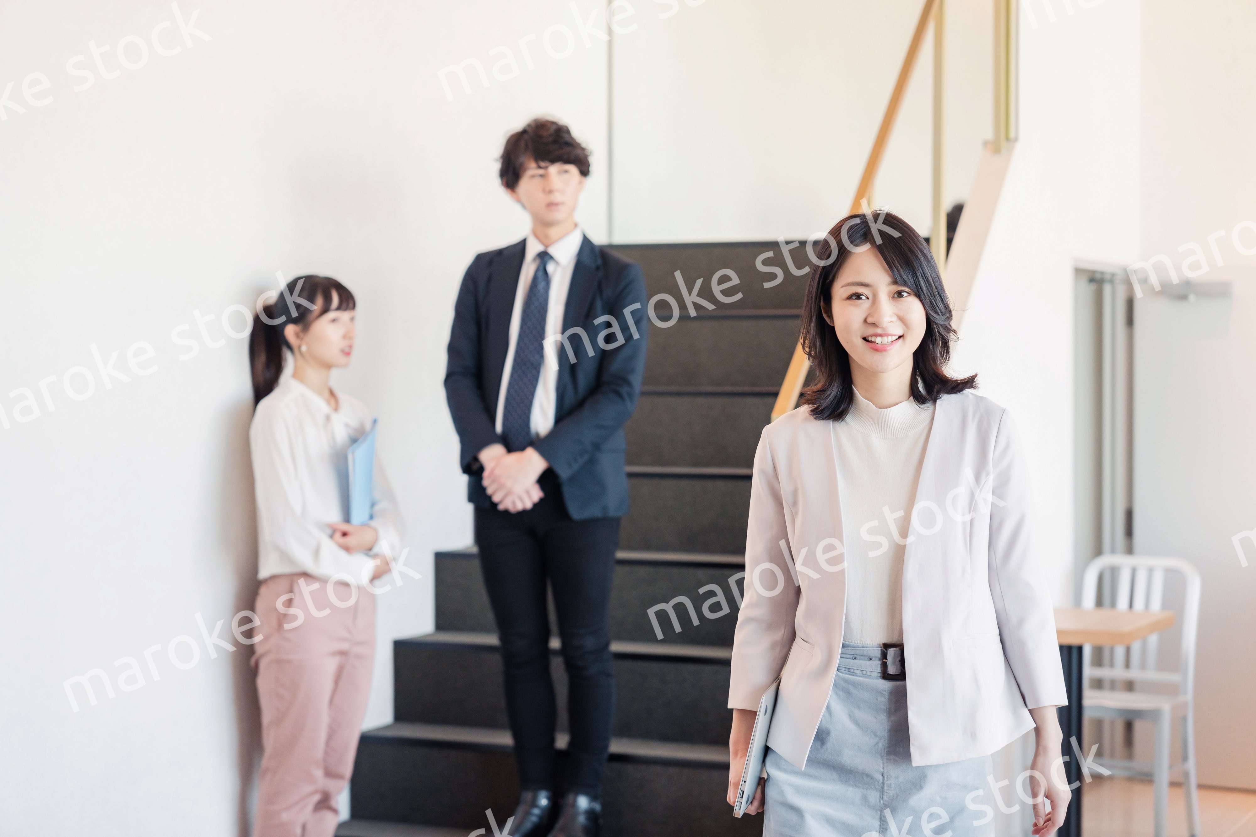 笑顔でオフィスを歩く女性経営者