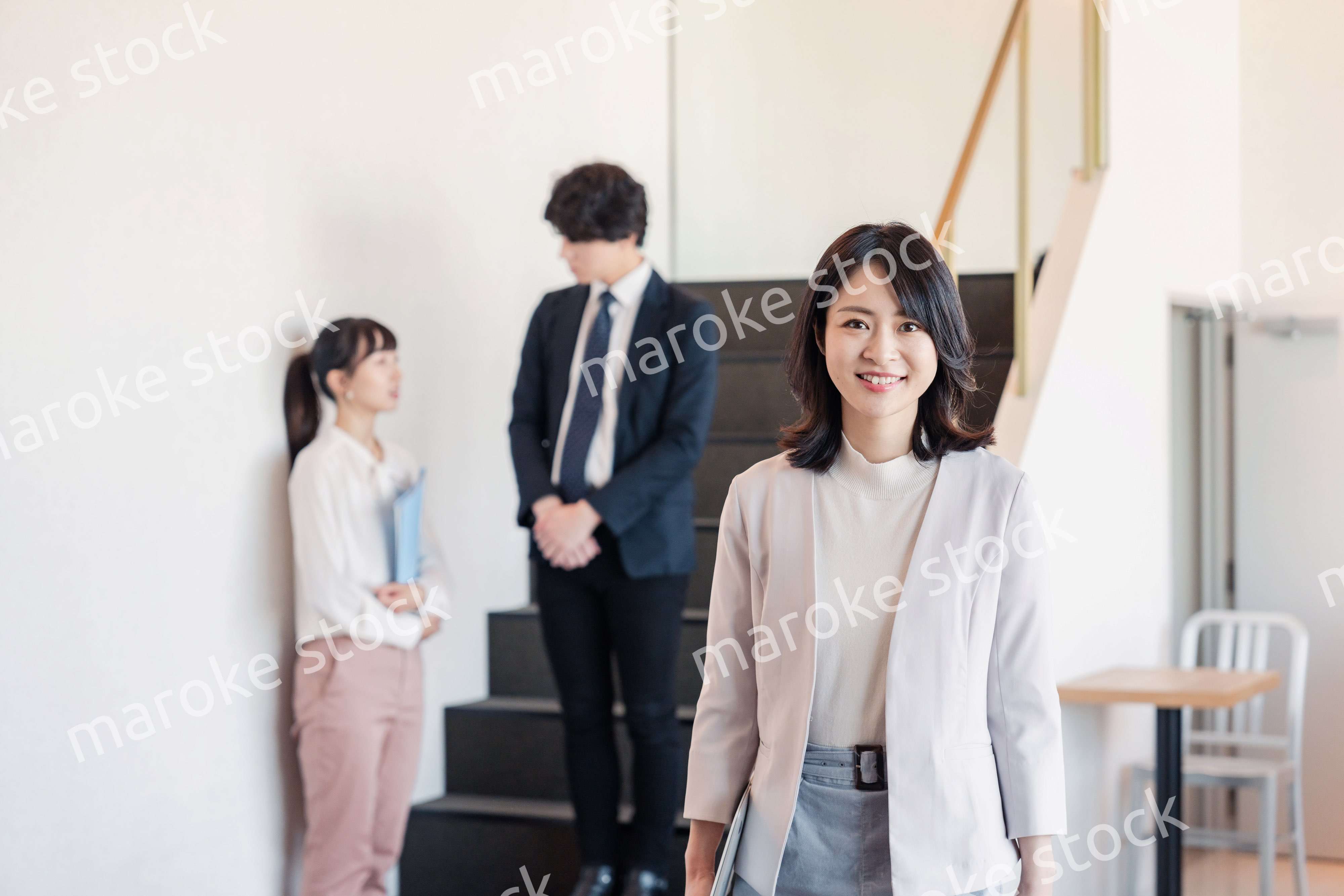 笑顔でオフィスを歩く女性経営者