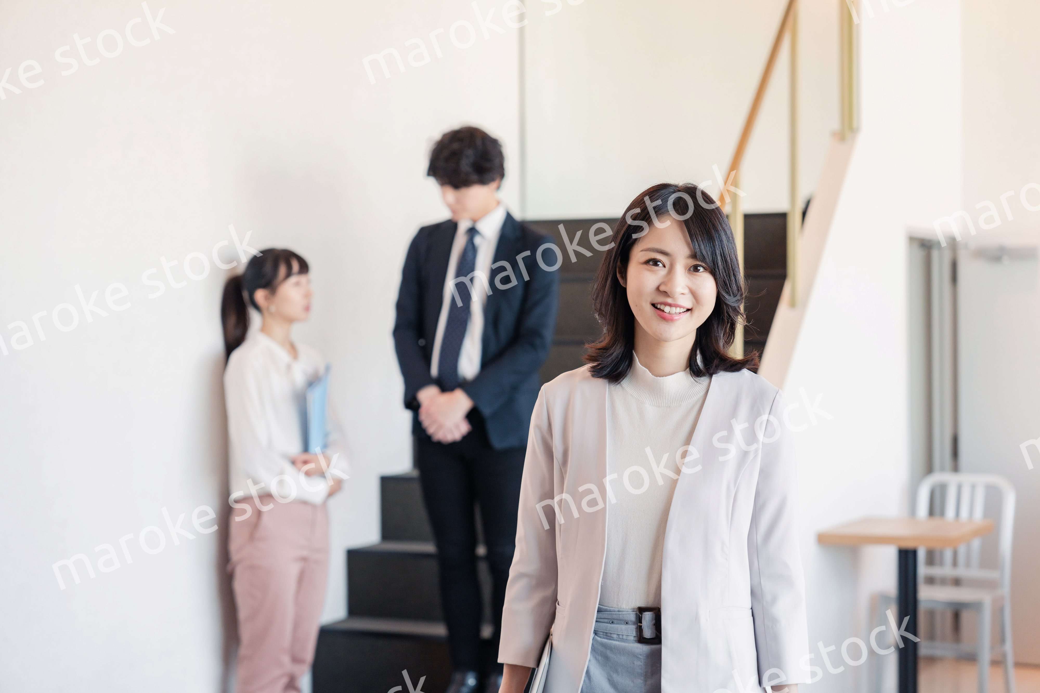 笑顔でオフィスを歩く女性経営者