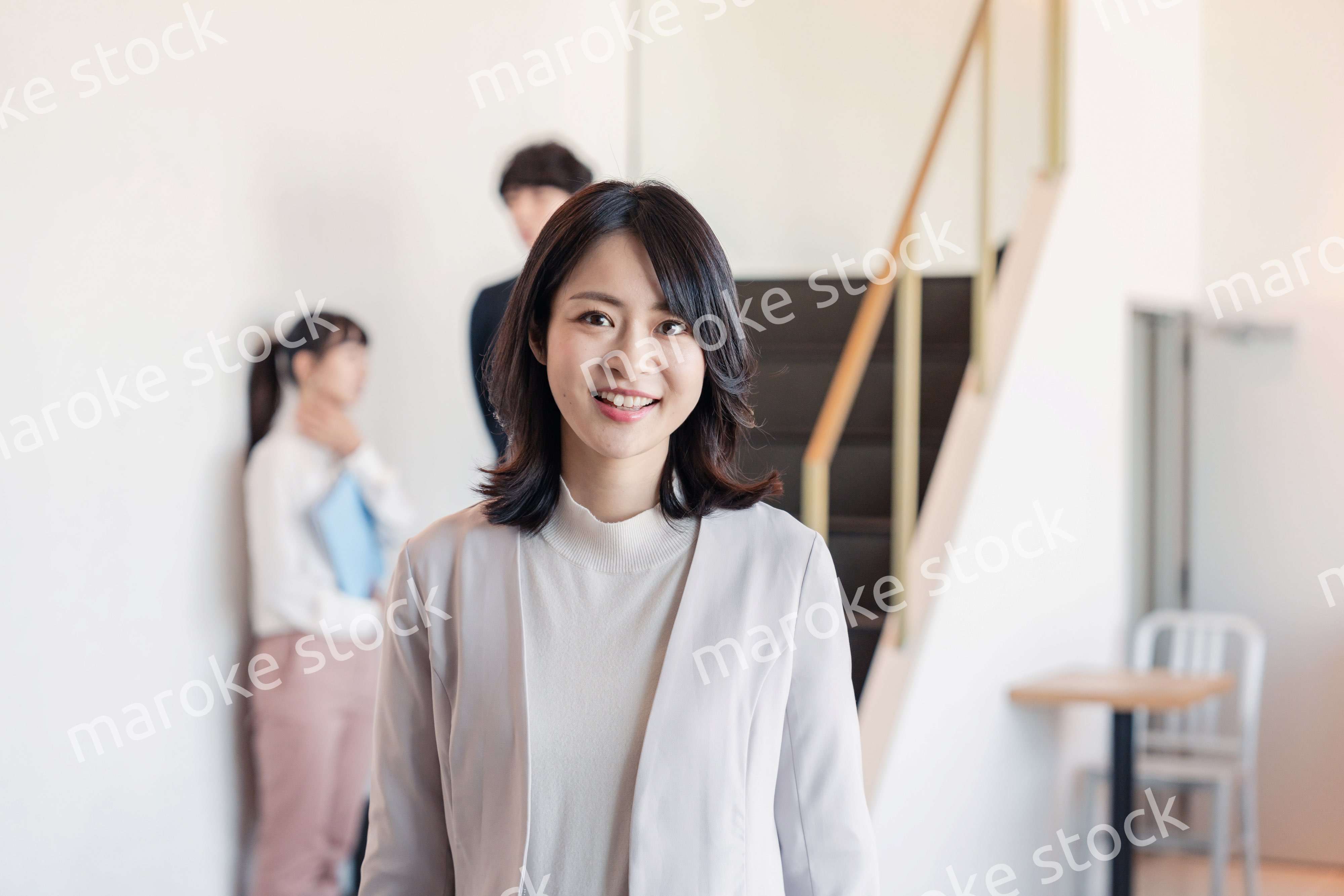 笑顔でオフィスを歩く女性経営者