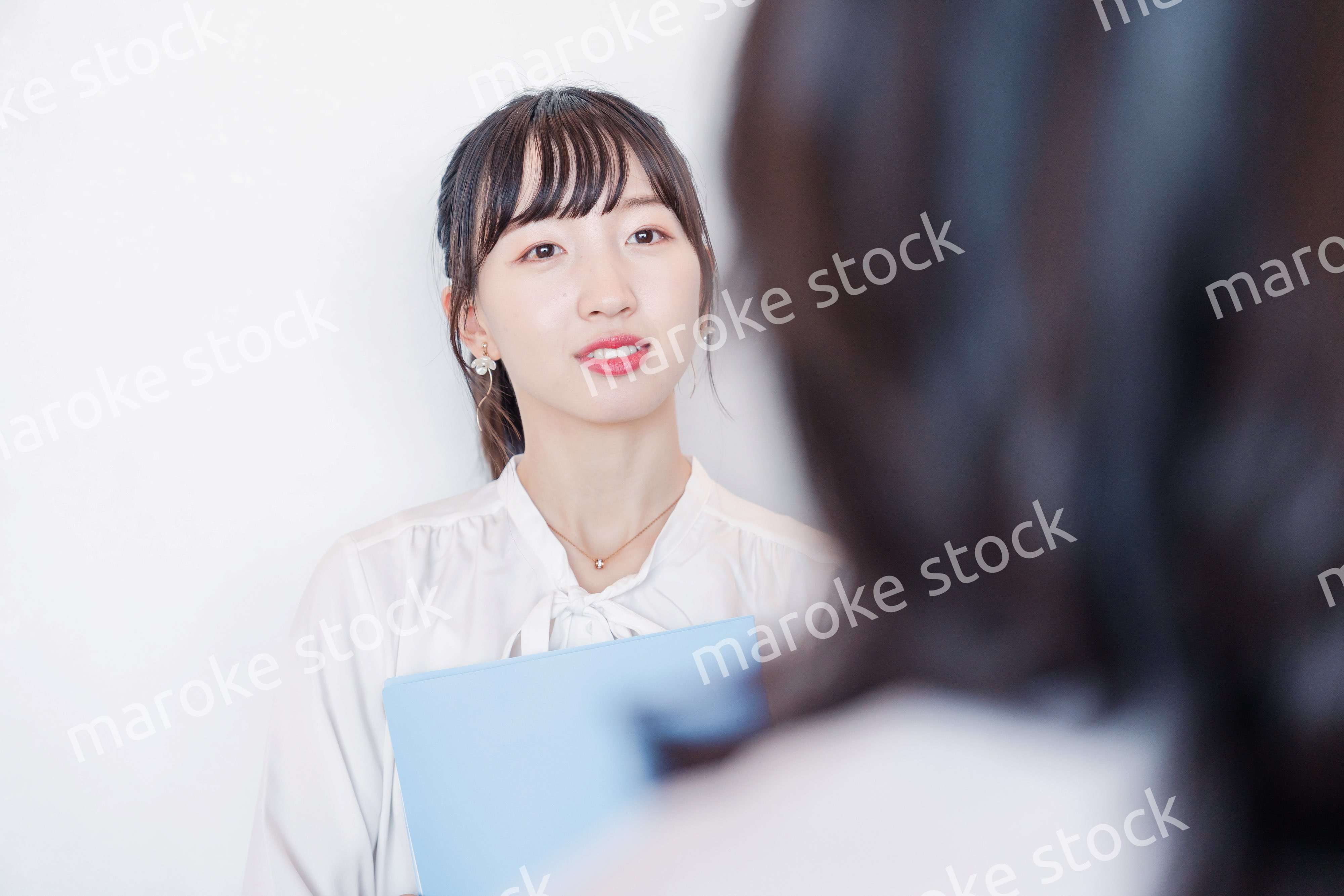 オフィスで仲良く話す若いビジネスパーソン