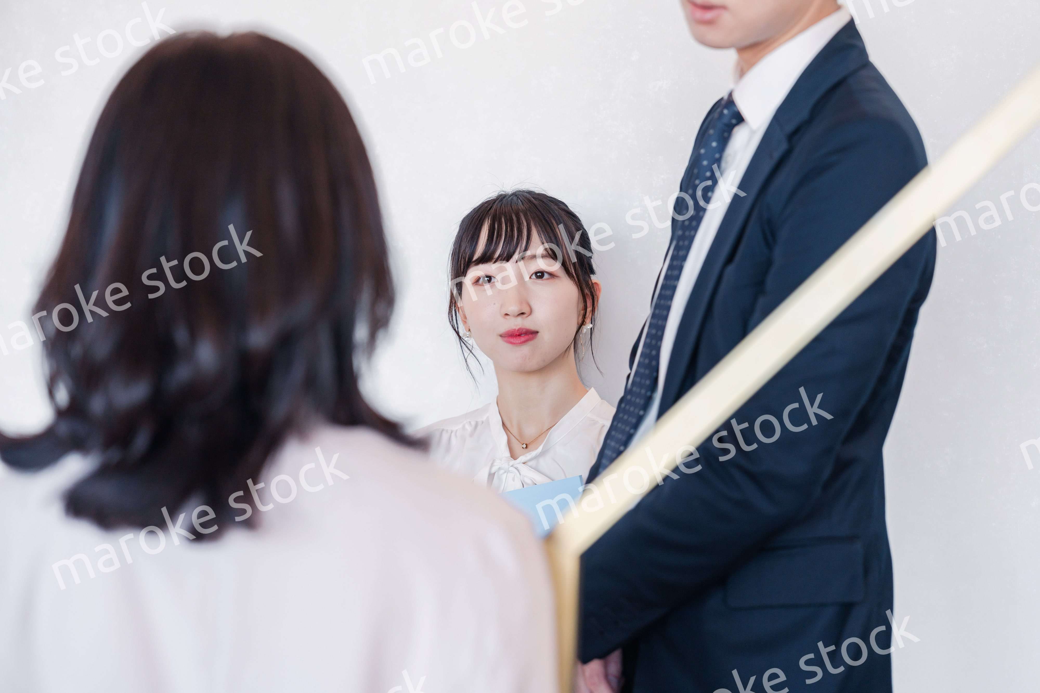 オフィスで仲良く話す若いビジネスパーソン