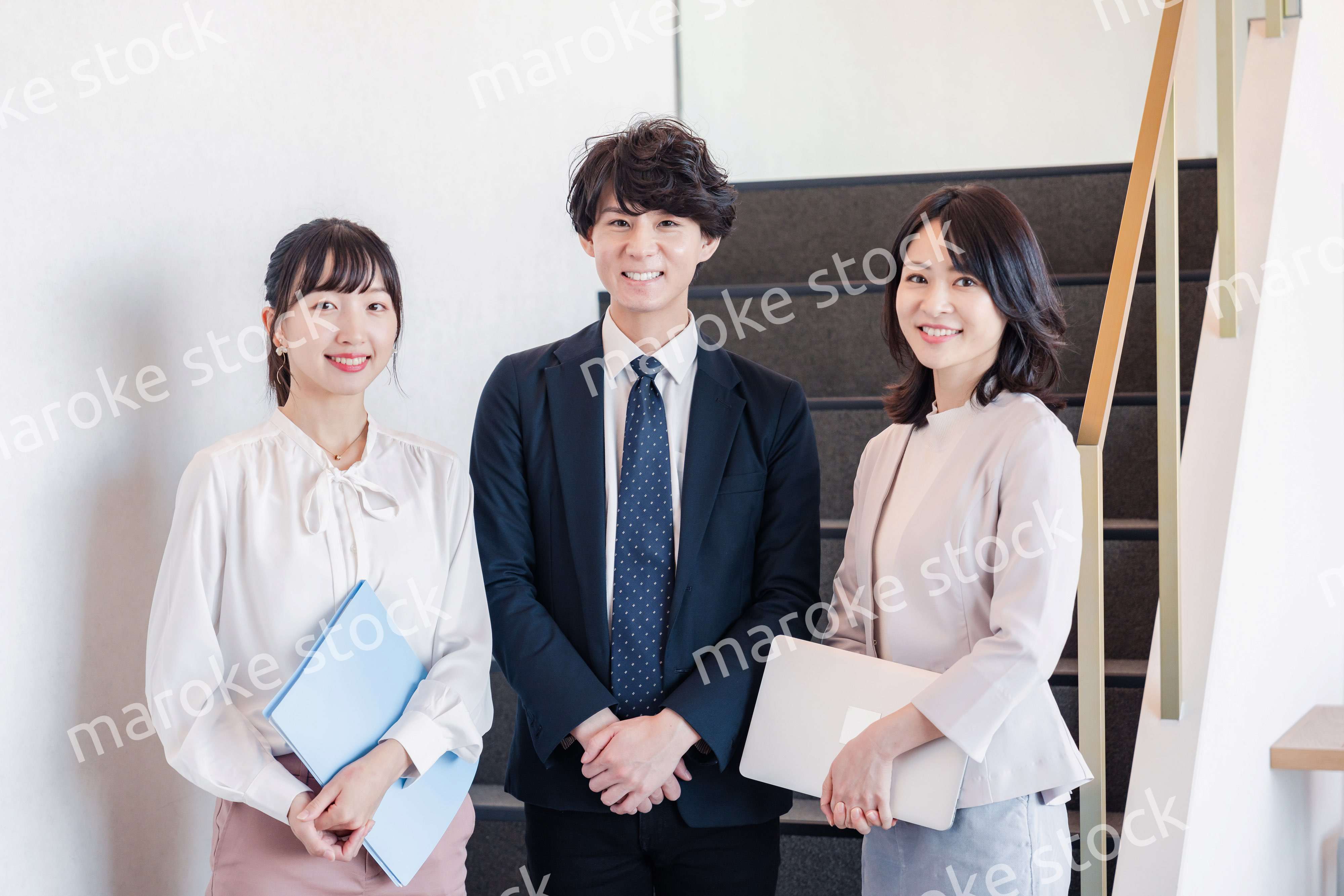 オフィスで仲良く話す若いビジネスパーソン