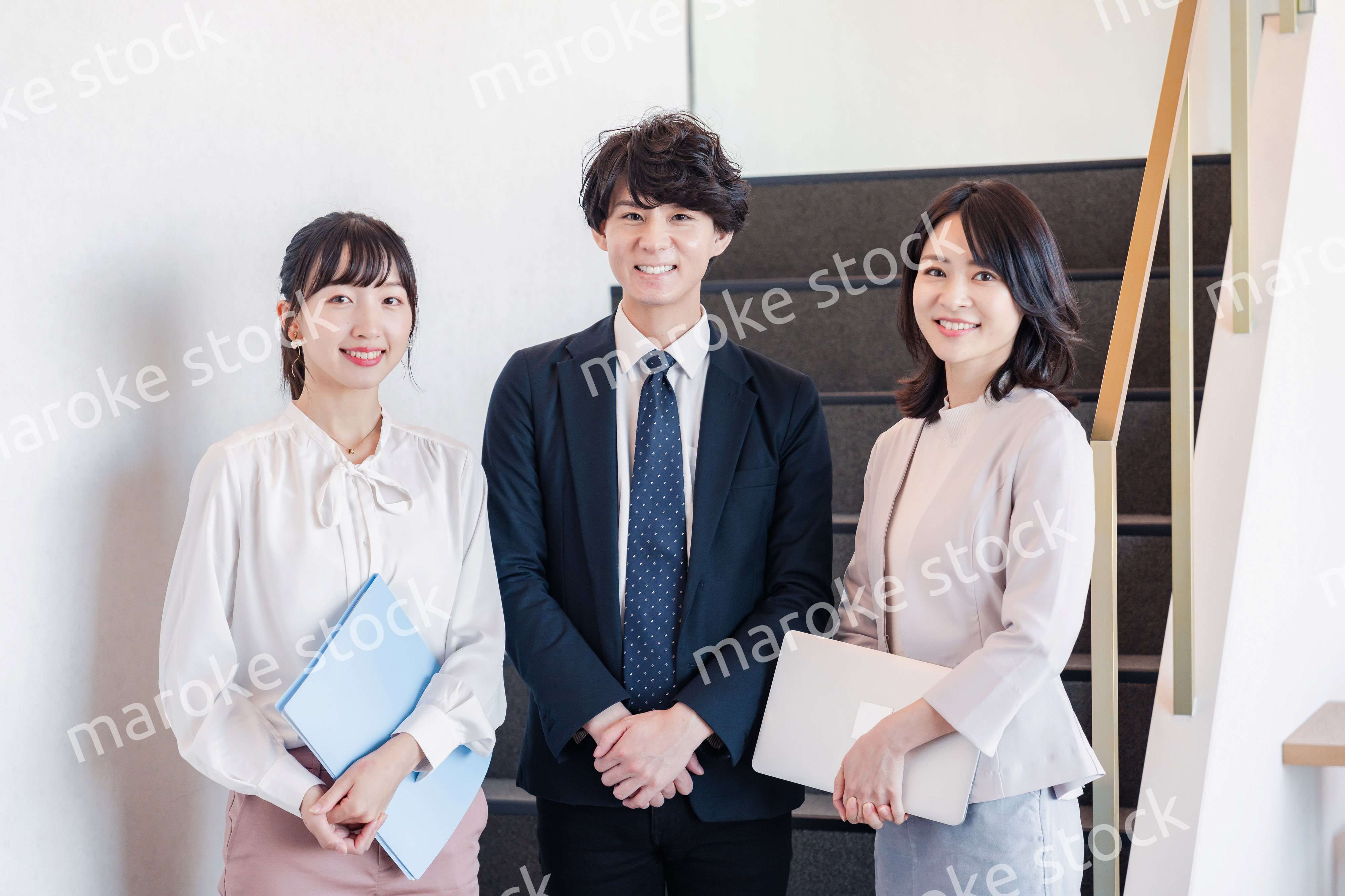 オフィスで仲良く話す若いビジネスパーソン