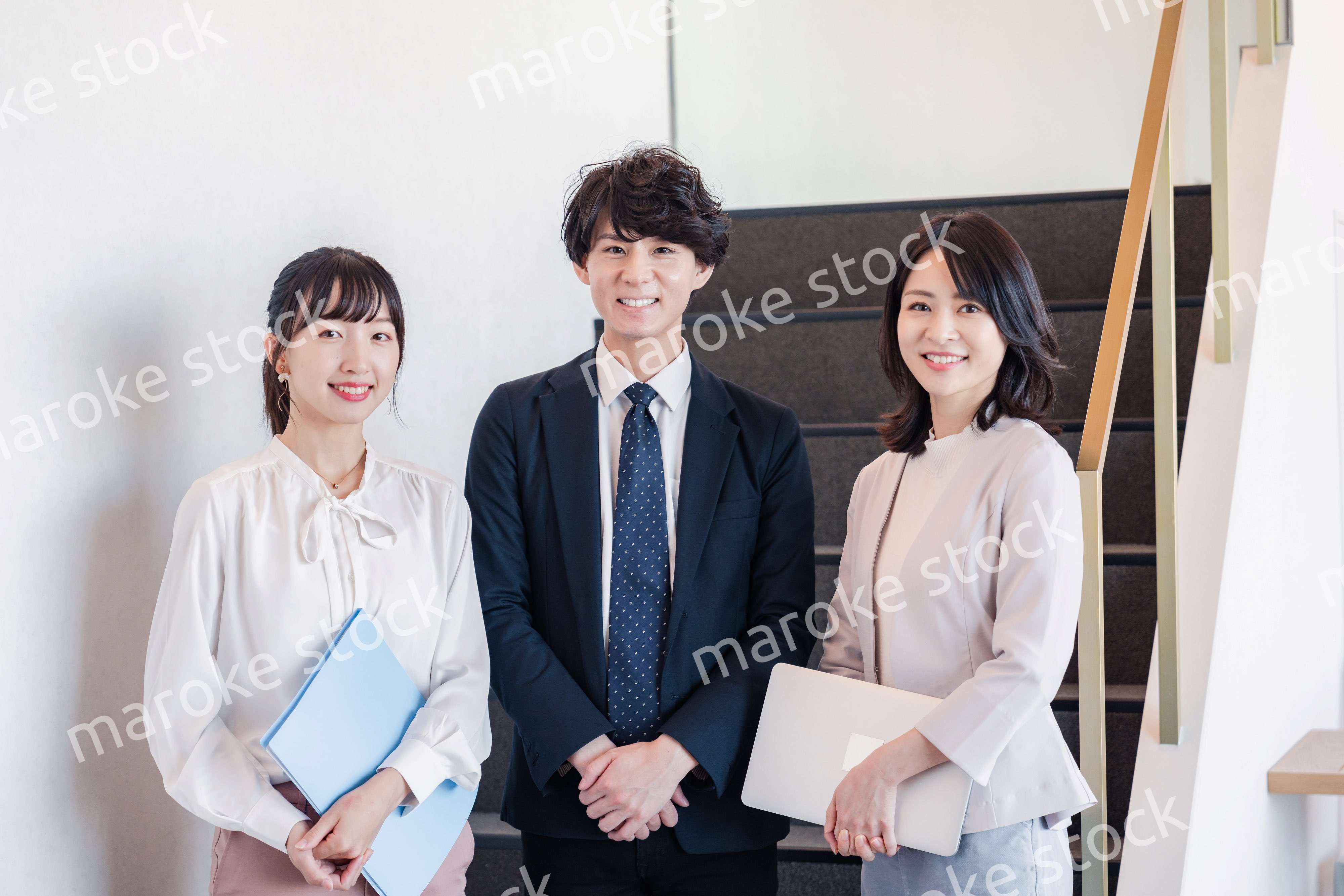 オフィスで仲良く話す若いビジネスパーソン