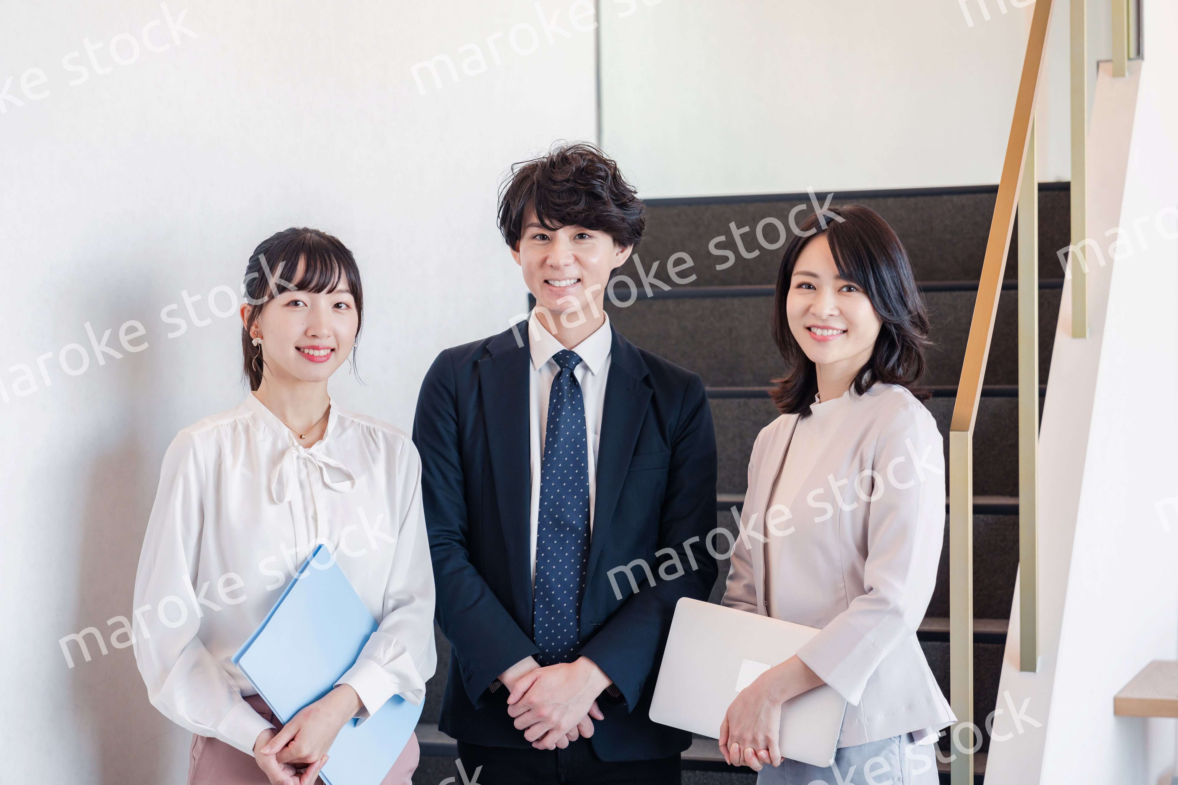 オフィスで仲良く話す若いビジネスパーソン