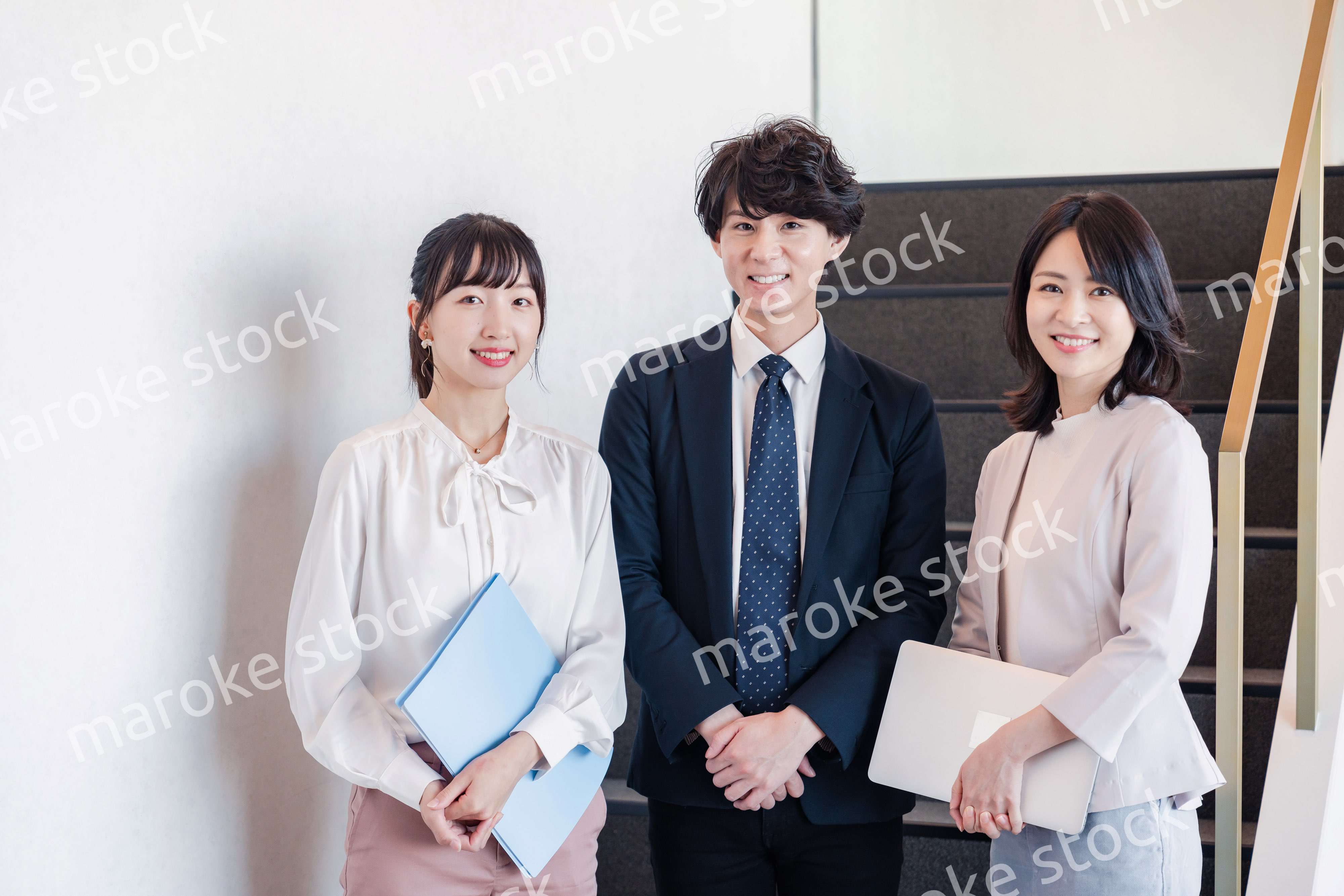 オフィスで仲良く話す若いビジネスパーソン