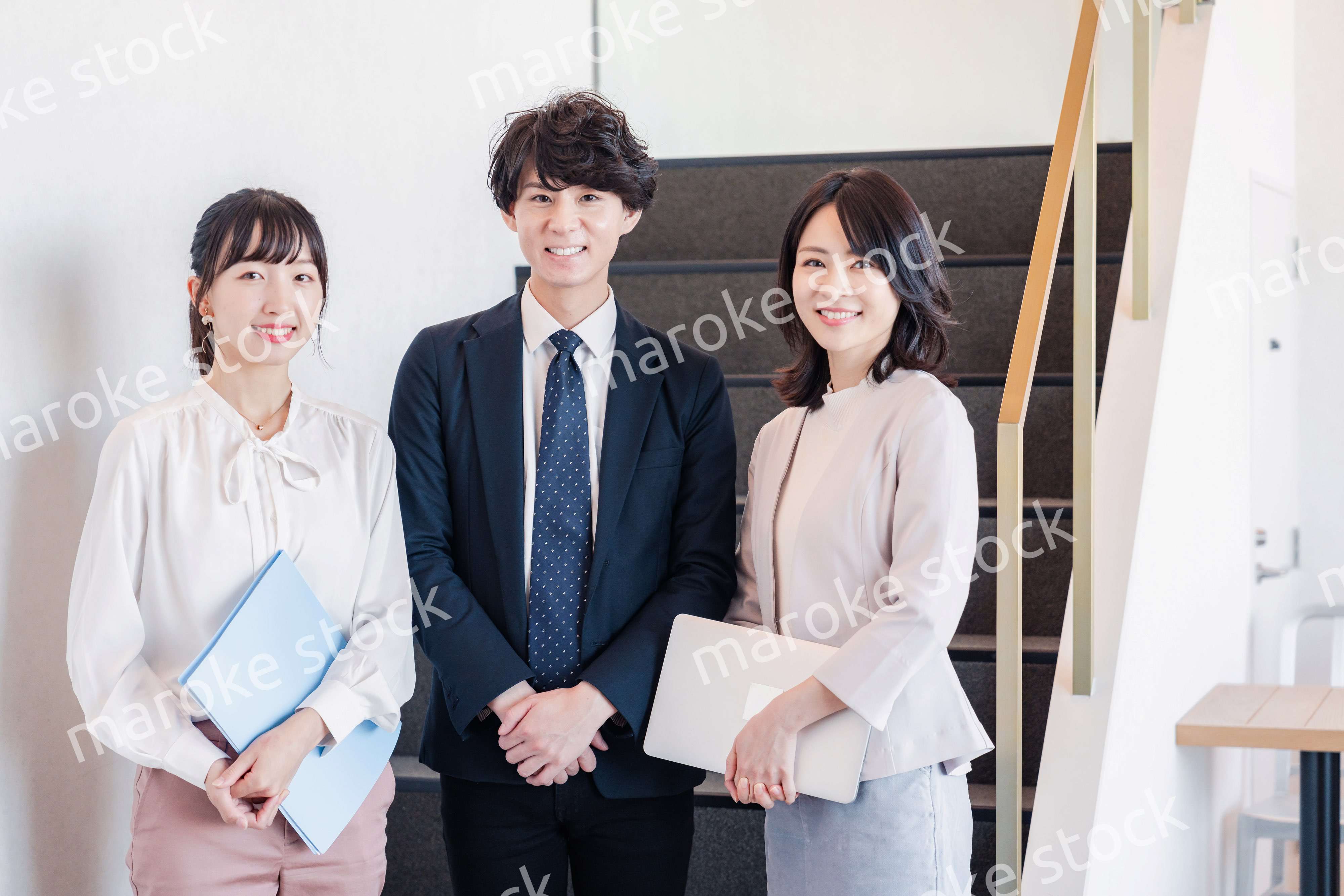 オフィスで仲良く話す若いビジネスパーソン