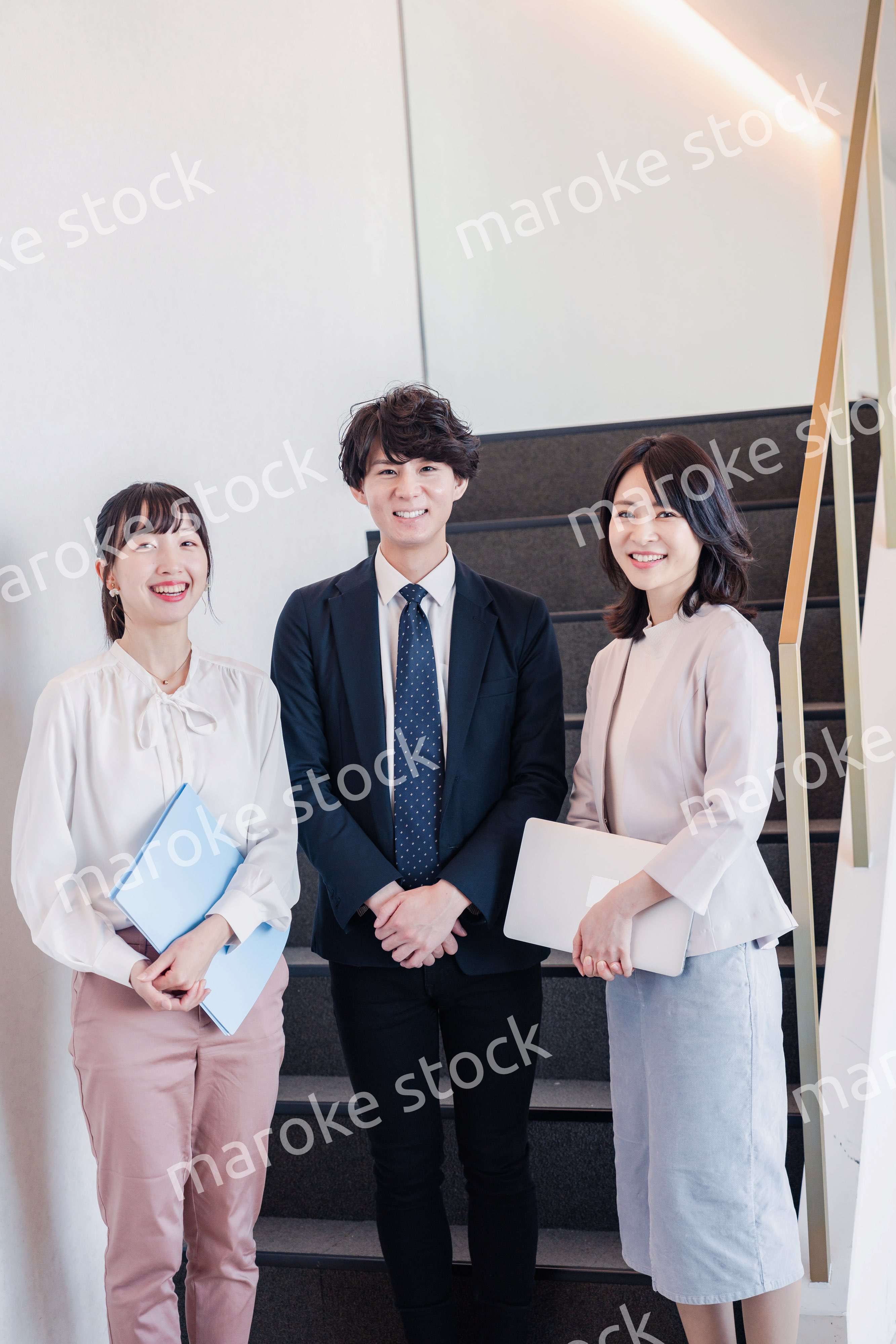 オフィスで仲良く話す若いビジネスパーソン