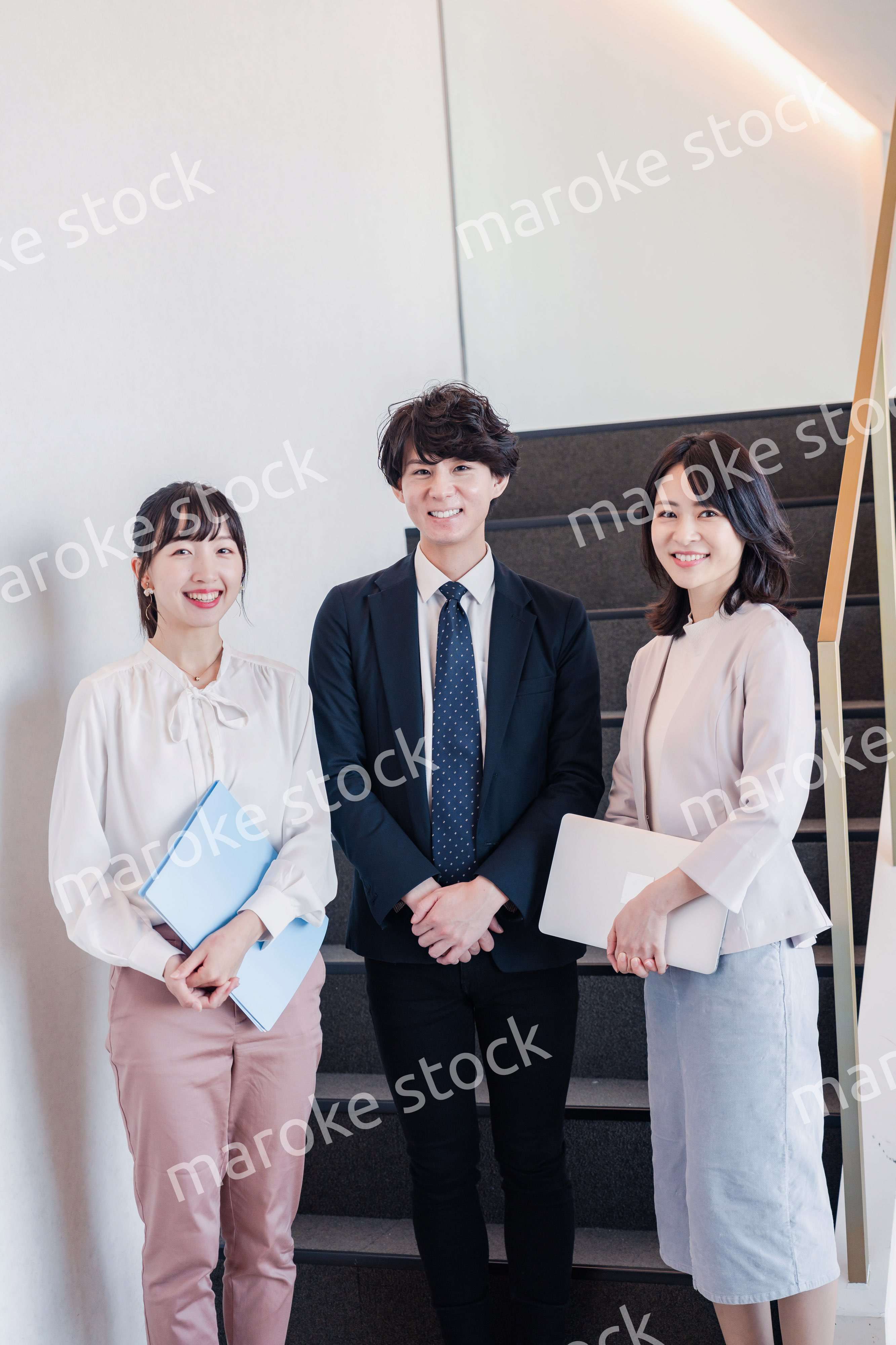 オフィスで仲良く話す若いビジネスパーソン