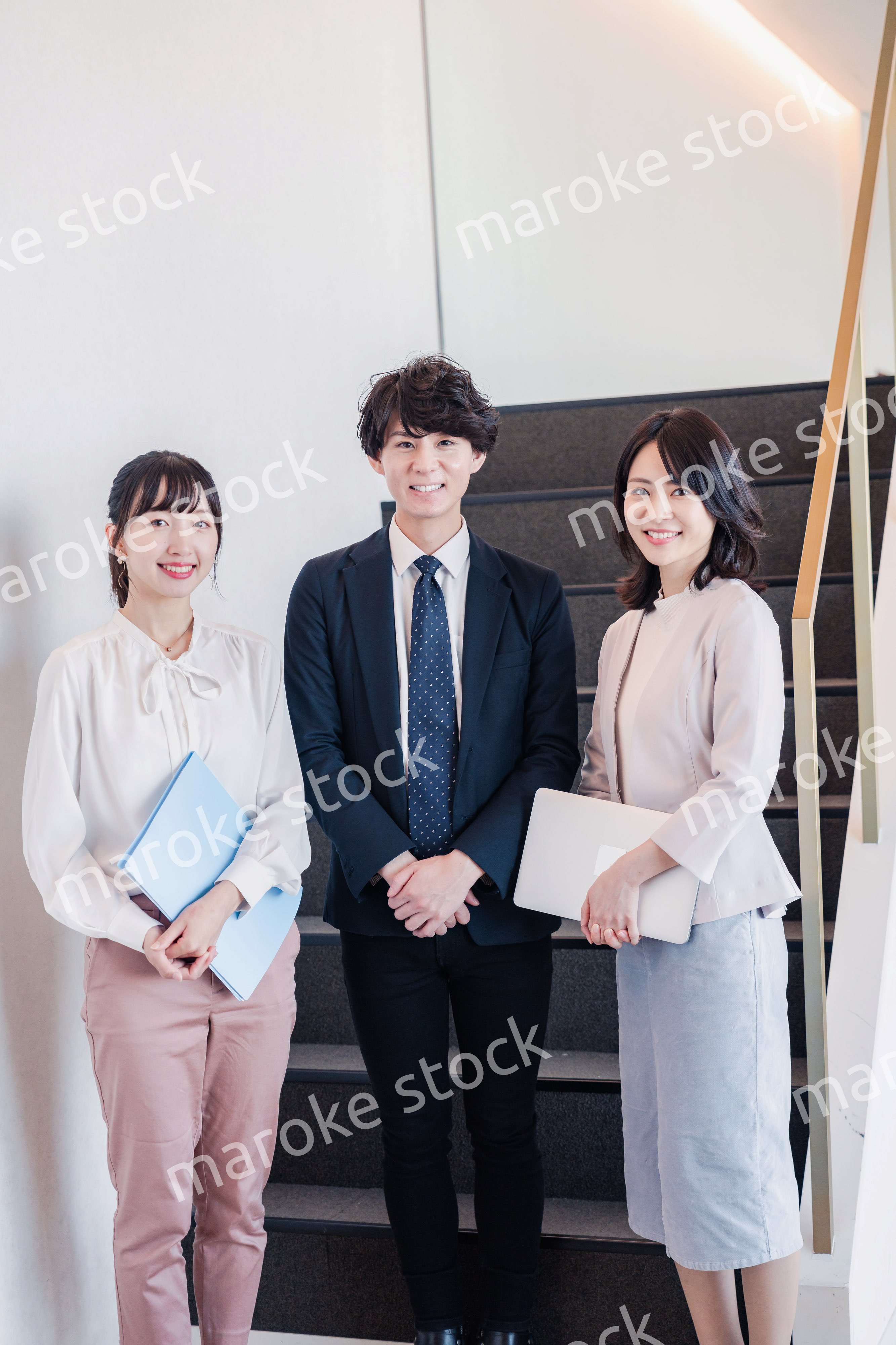 オフィスで仲良く話す若いビジネスパーソン