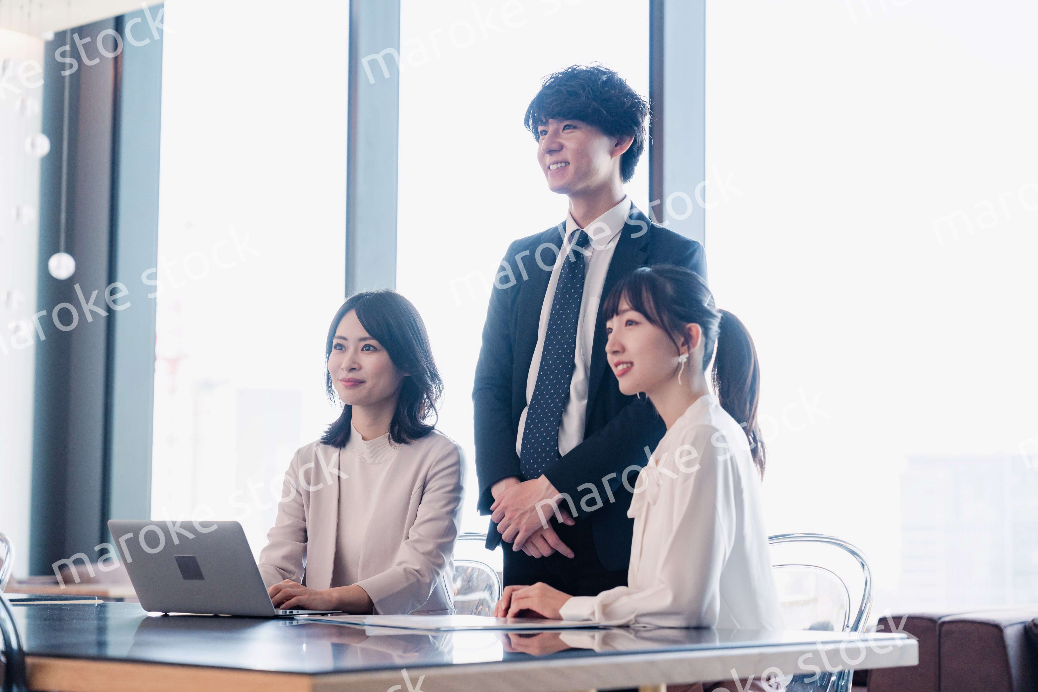 オフィスで資料を共有するビジネスパーソン