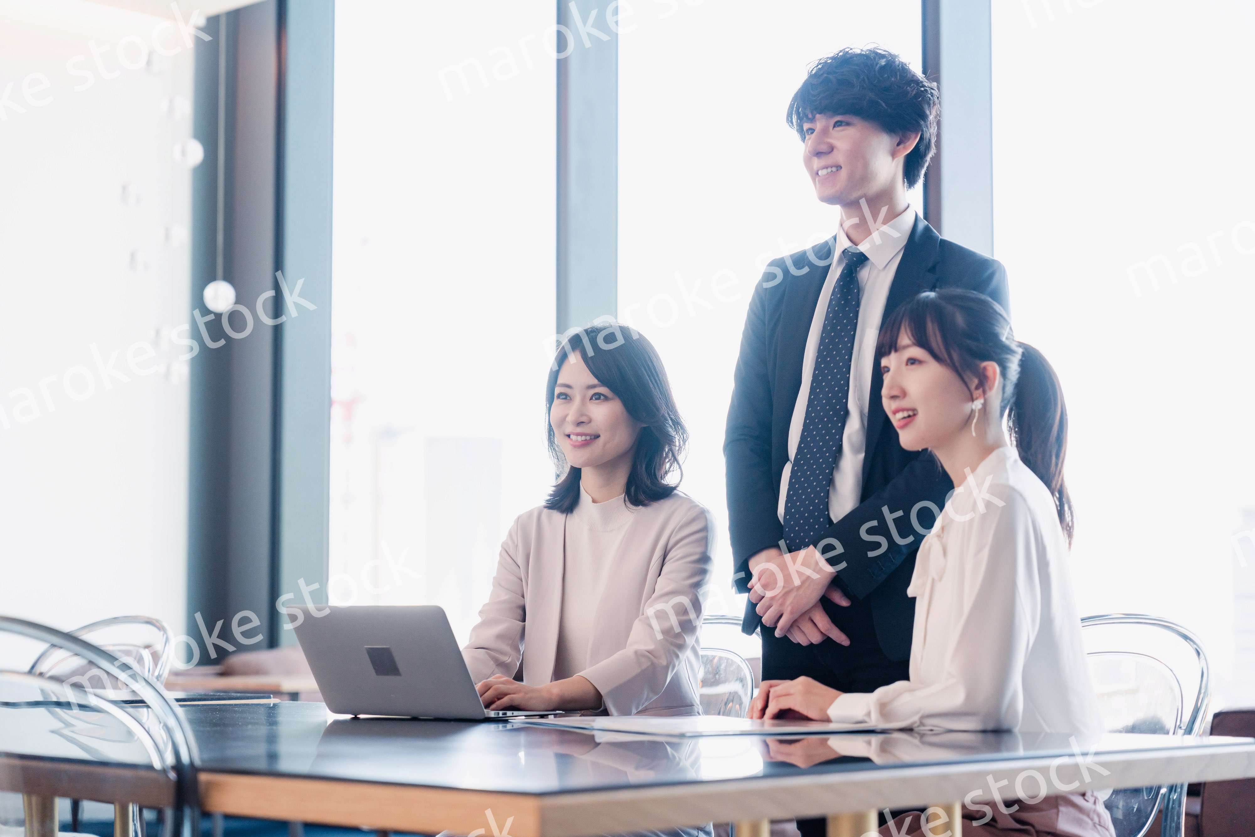 オフィスで資料を共有するビジネスパーソン