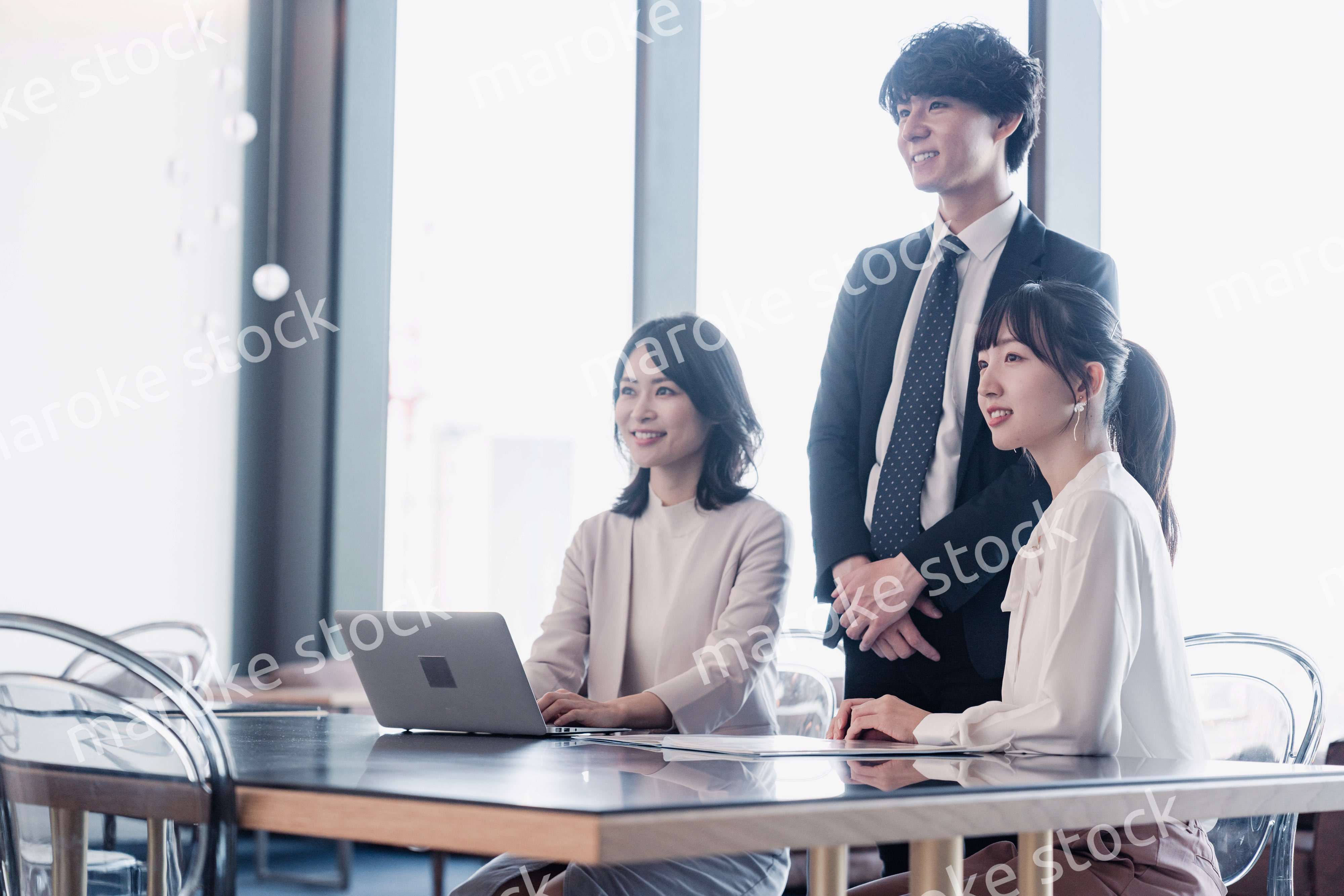 オフィスで資料を共有するビジネスパーソン
