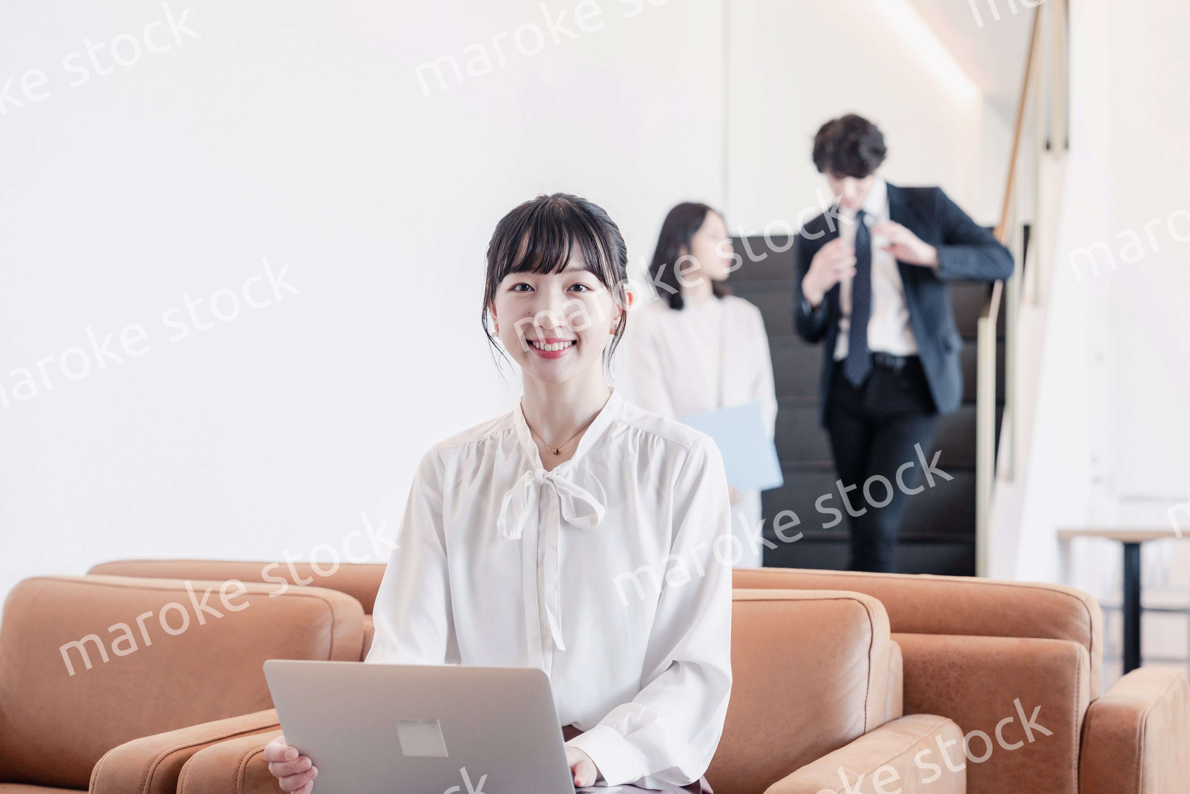 ラウンジで仕事をする若いビジネスウーマン