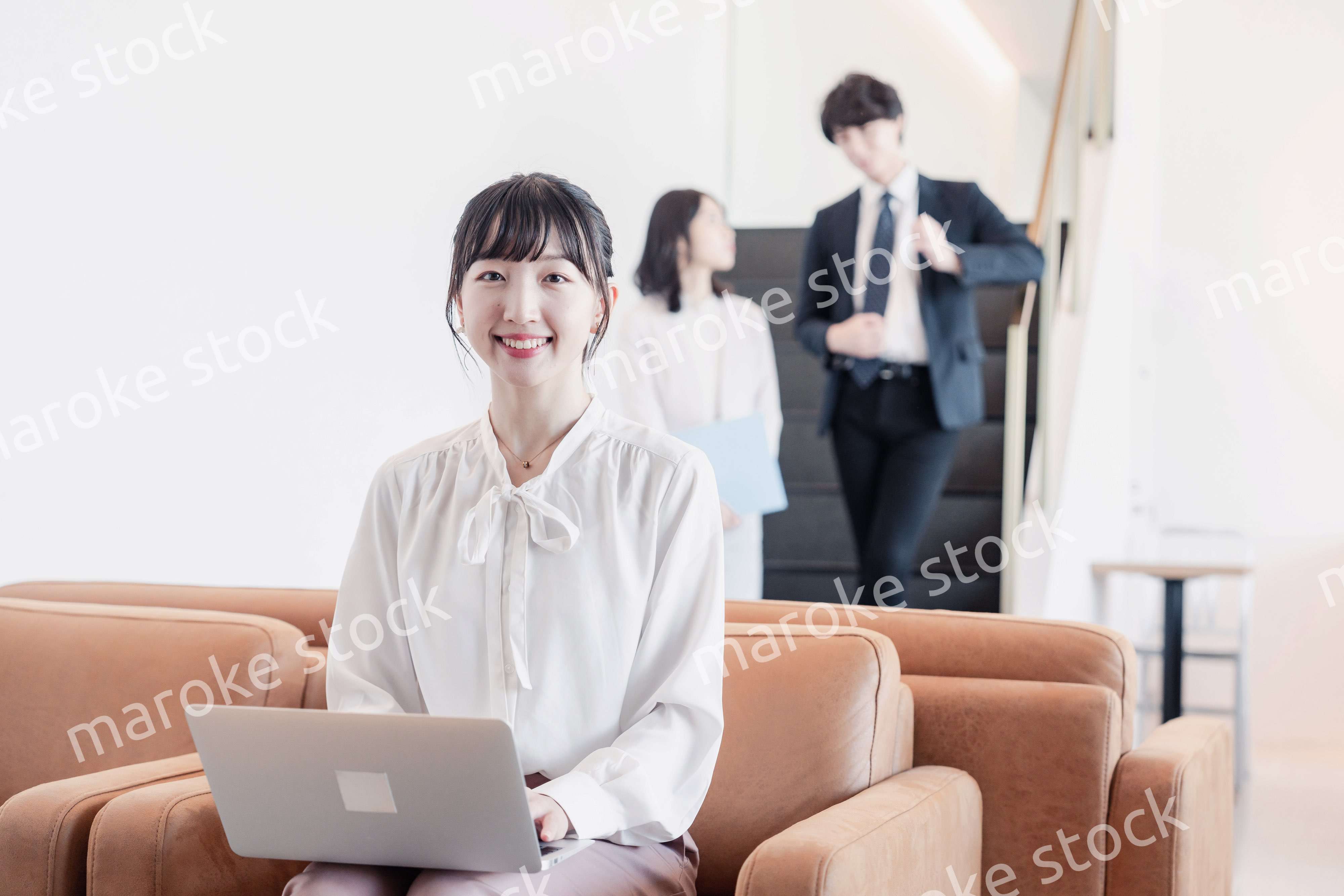 ラウンジで仕事をする若いビジネスウーマン