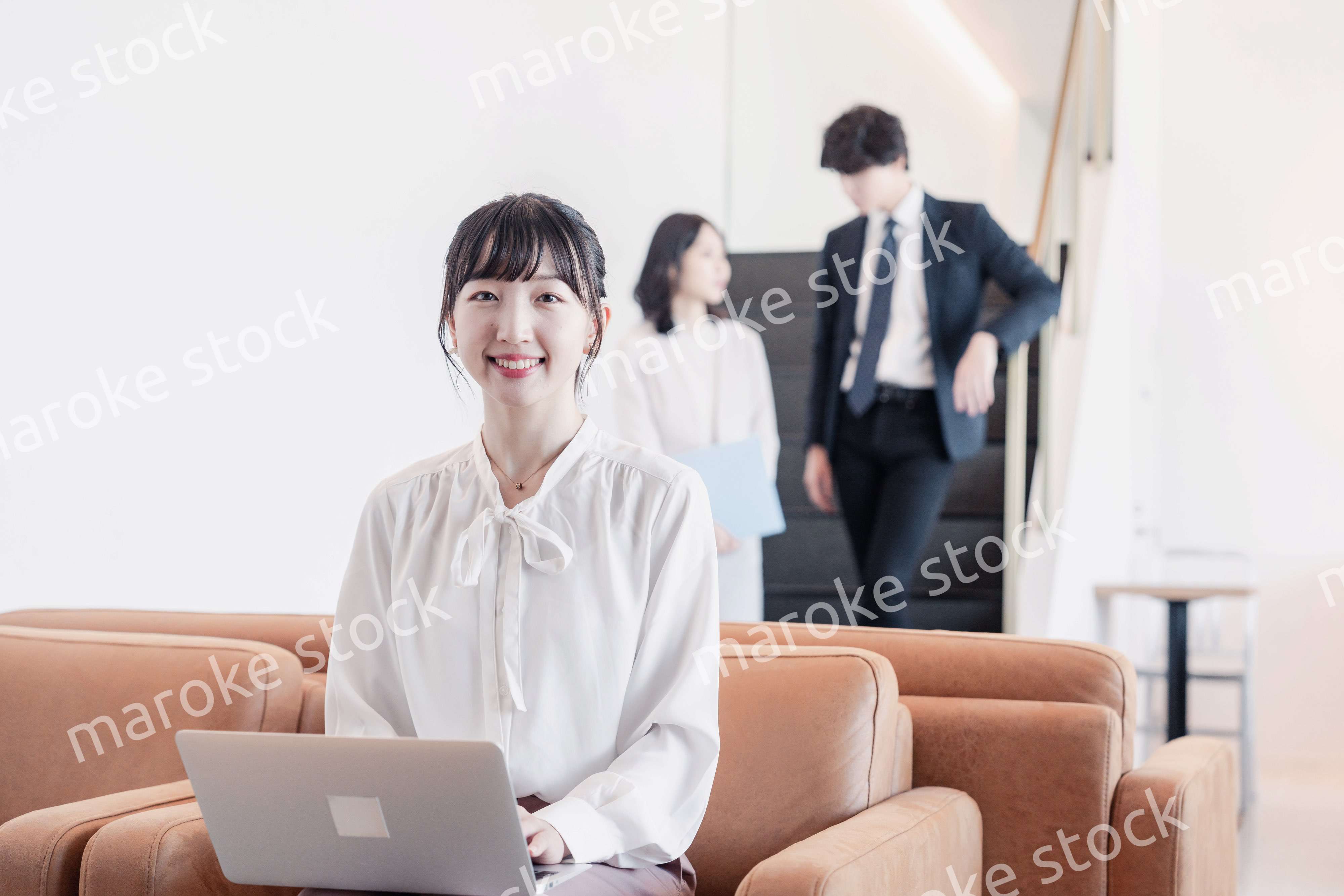 ラウンジで仕事をする若いビジネスウーマン