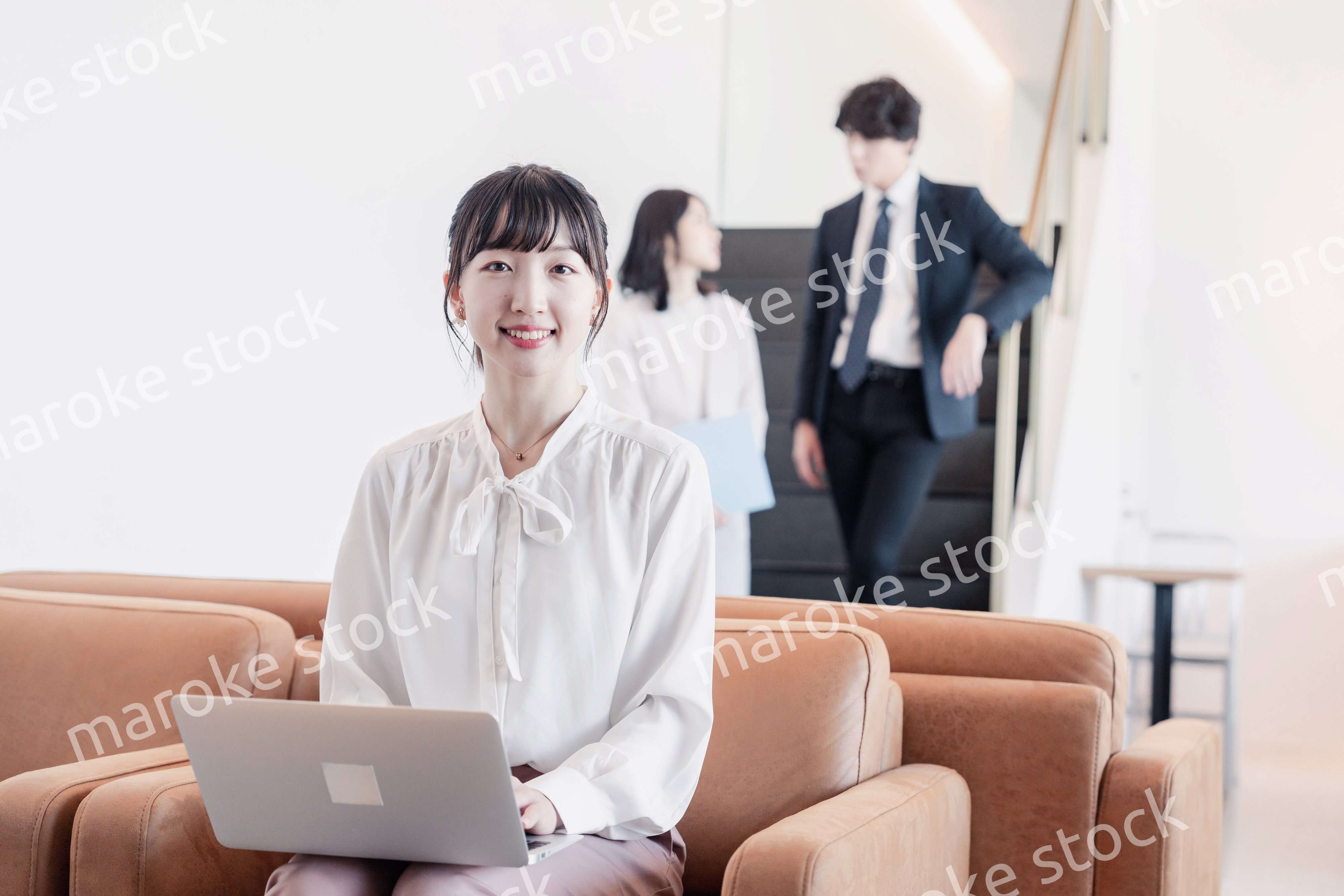 ラウンジで仕事をする若いビジネスウーマン