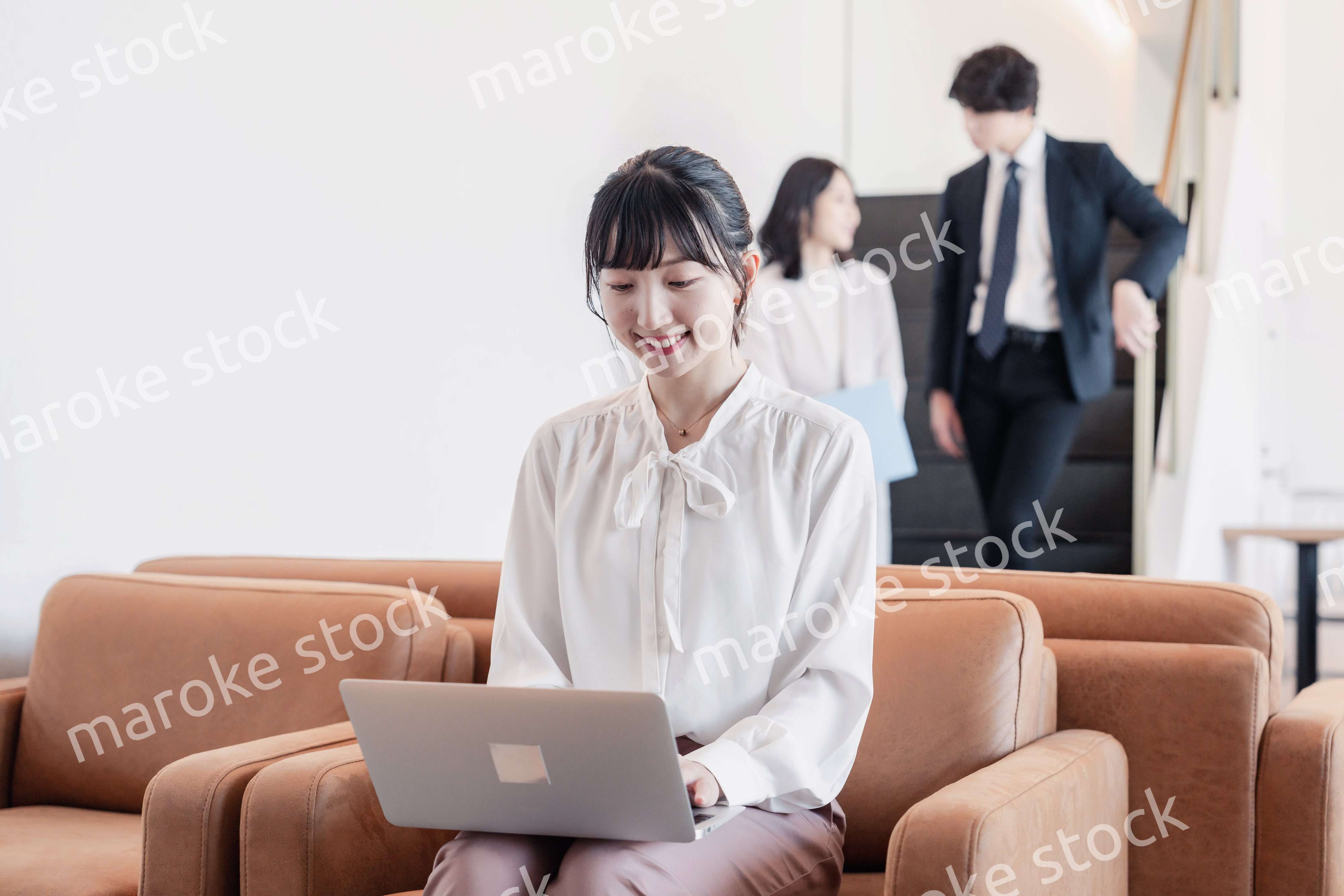 ラウンジで仕事をする若いビジネスウーマン