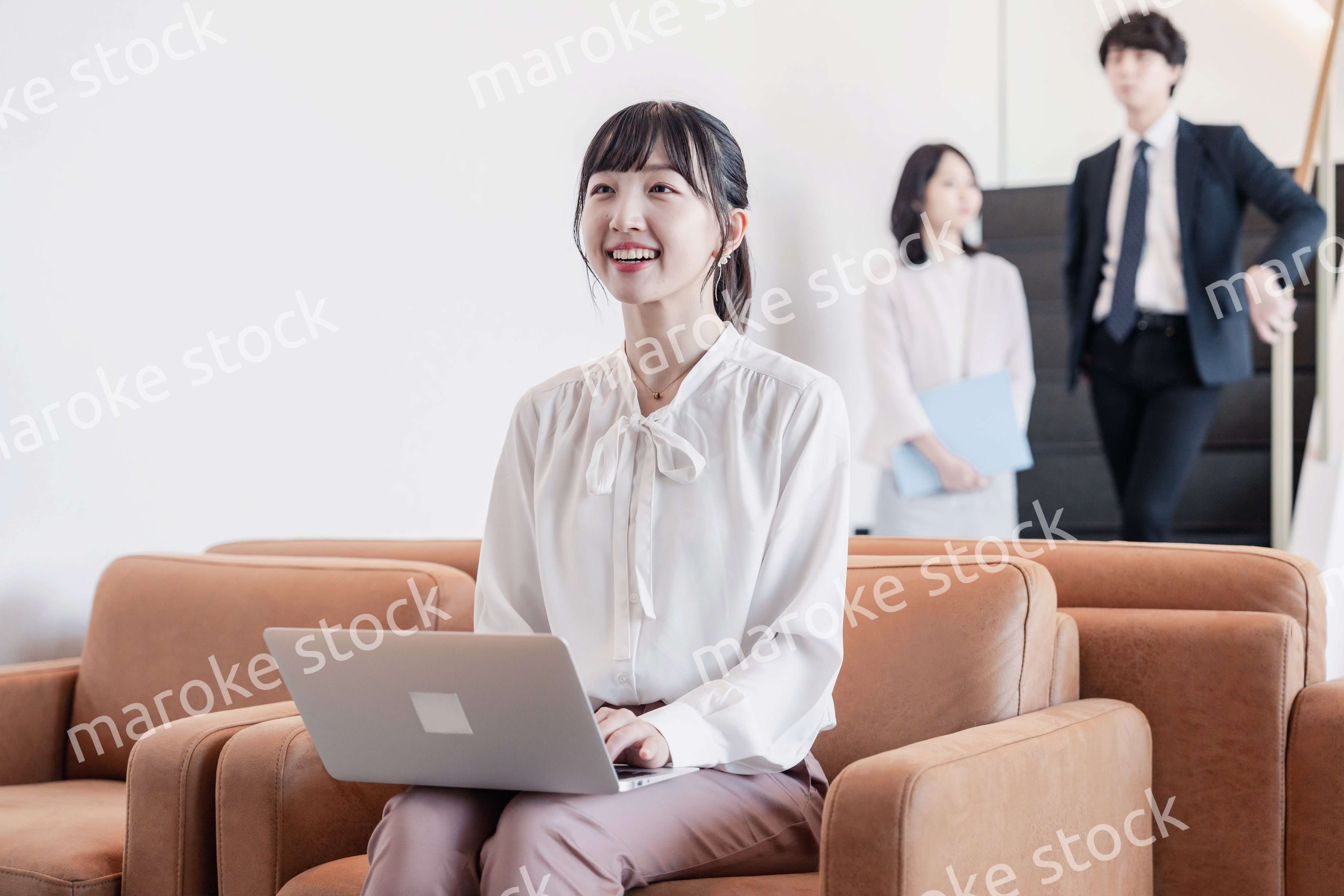 ラウンジで仕事をする若いビジネスウーマン