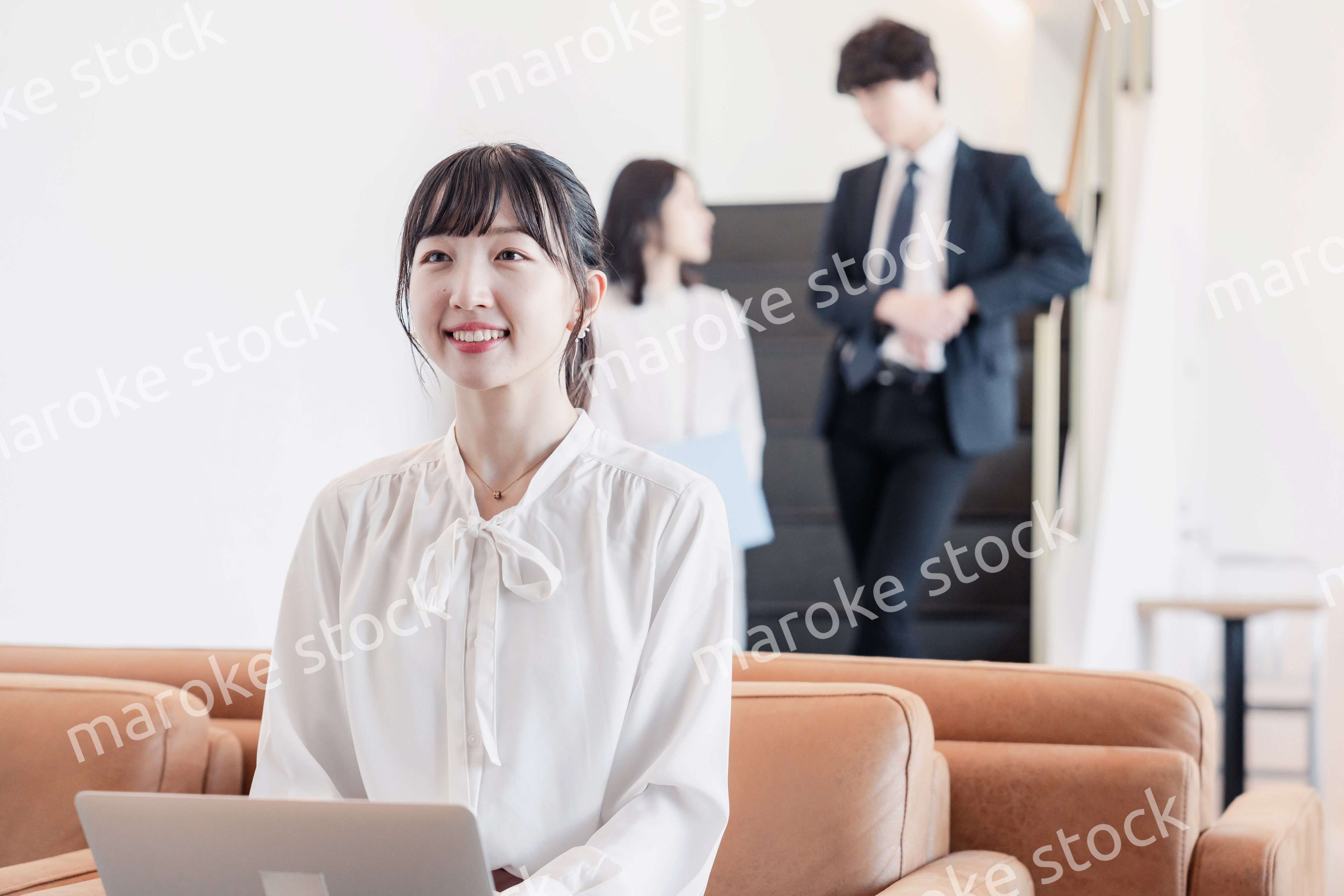 ラウンジで仕事をする若いビジネスウーマン