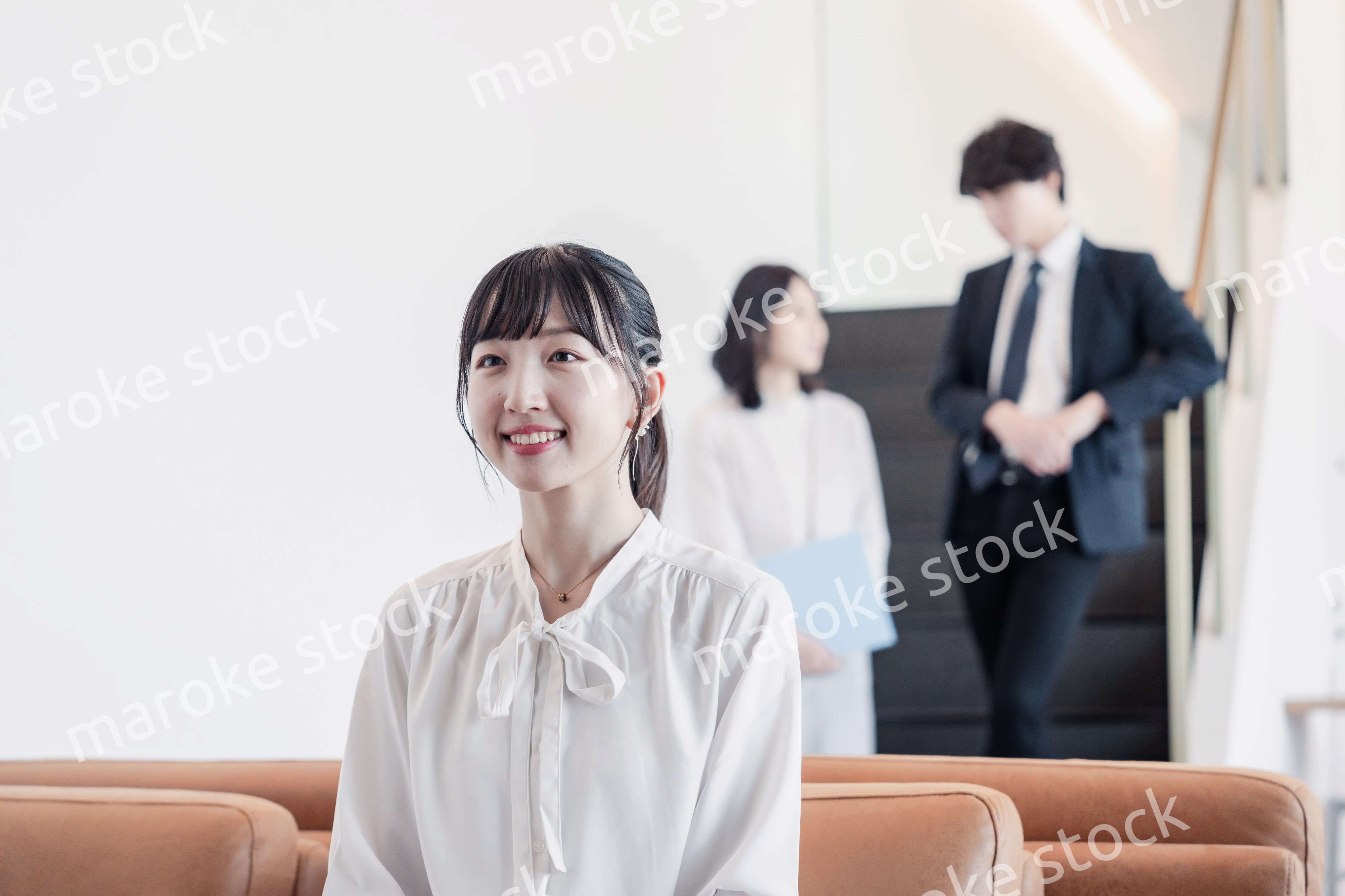 ラウンジで仕事をする若いビジネスウーマン