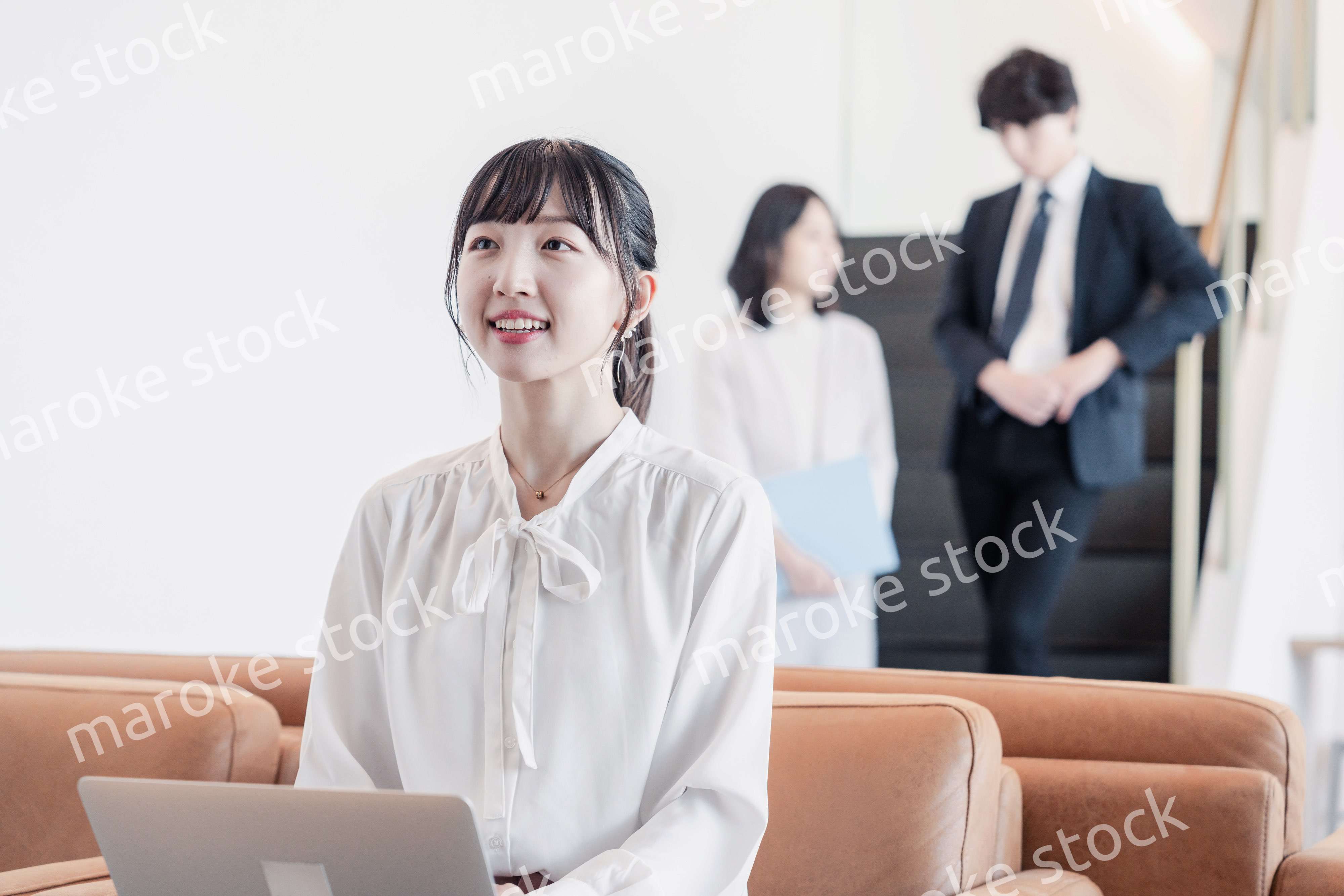 ラウンジで仕事をする若いビジネスウーマン