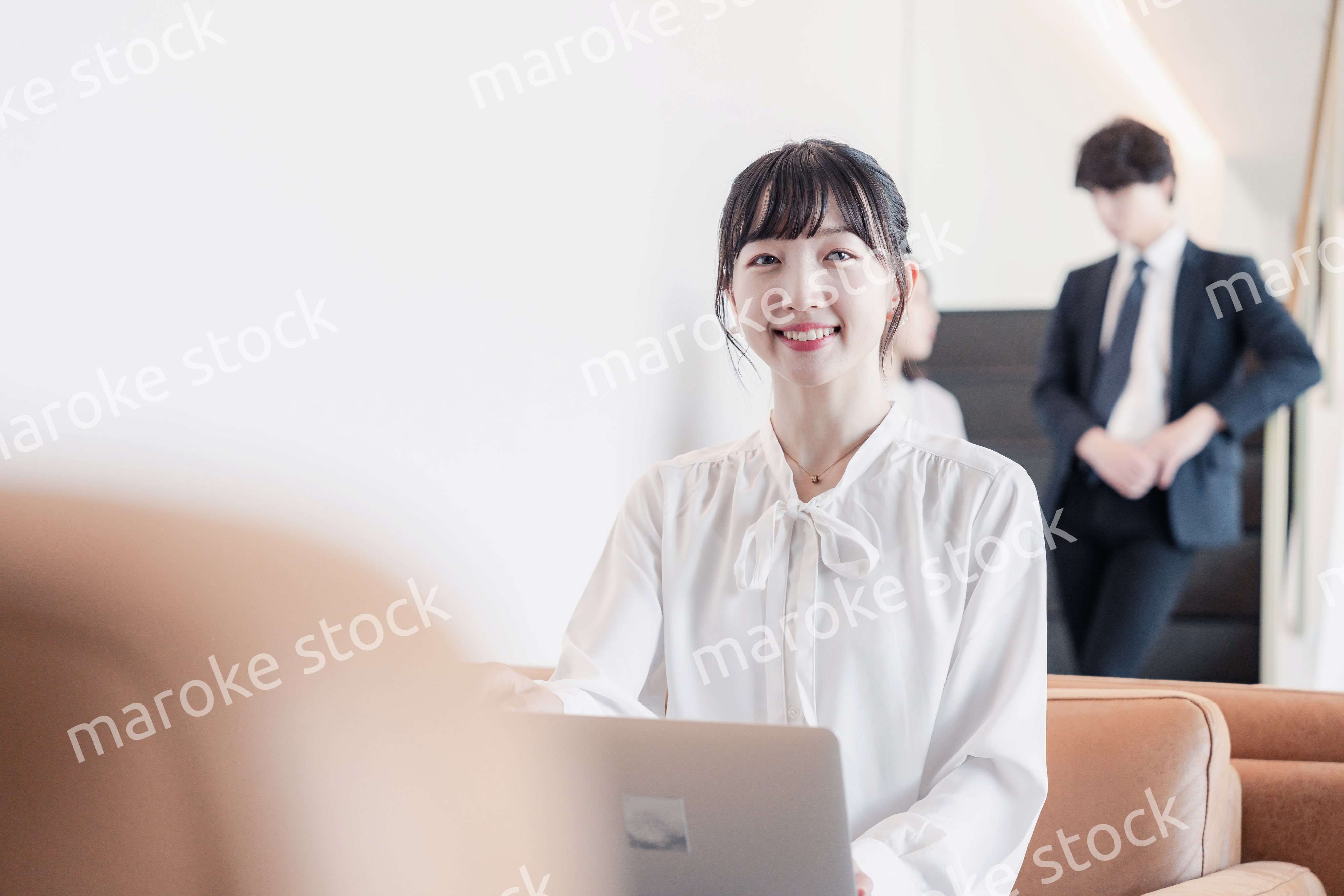 ラウンジで仕事をする若いビジネスウーマン