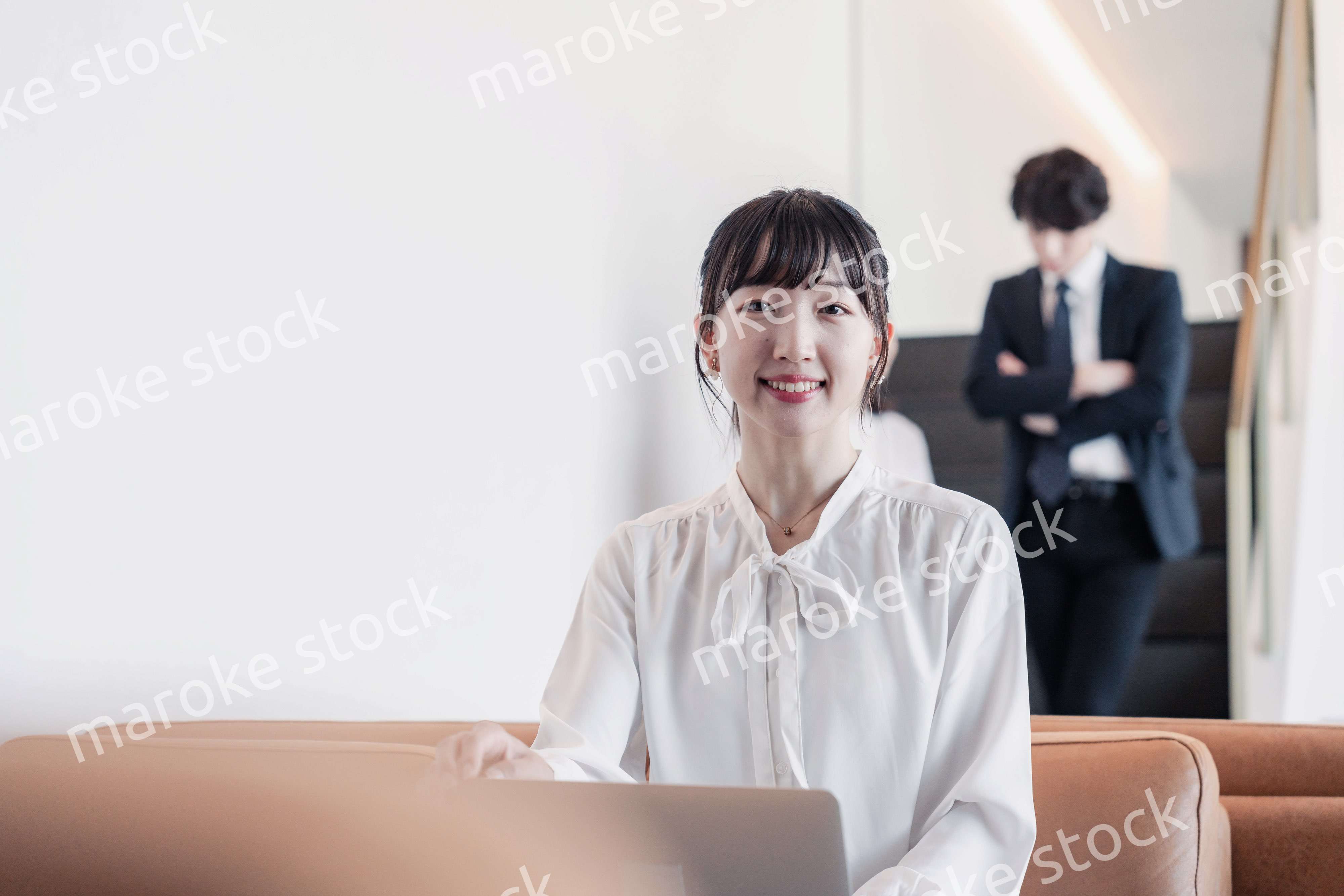 ラウンジで仕事をする若いビジネスウーマン