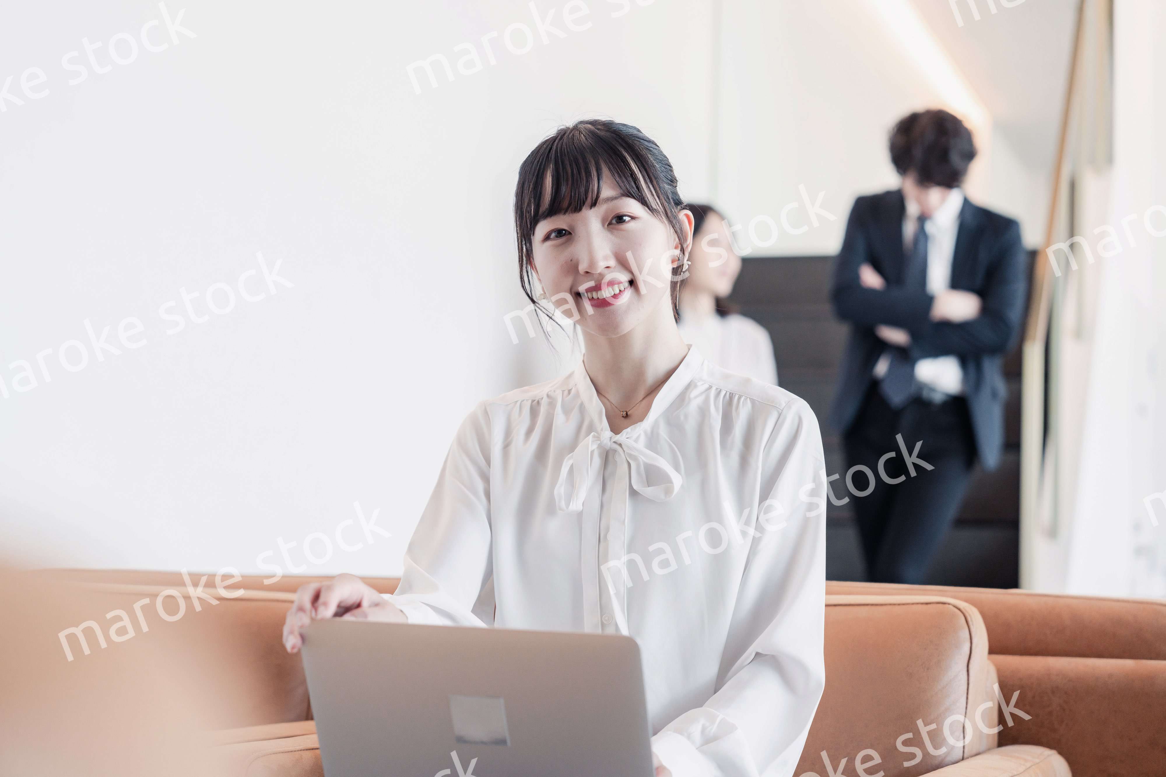 ラウンジで仕事をする若いビジネスウーマン