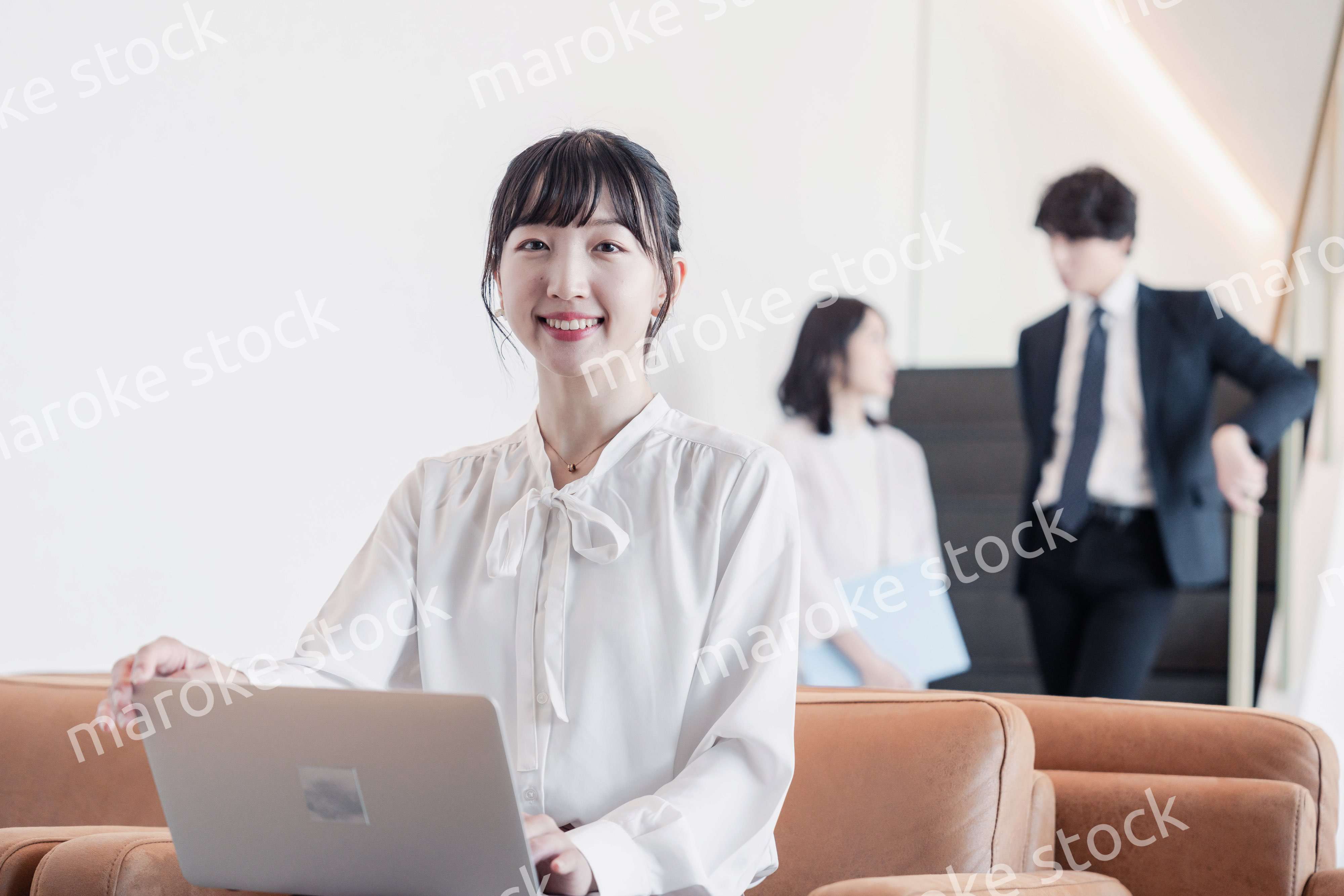 ラウンジで仕事をする若いビジネスウーマン