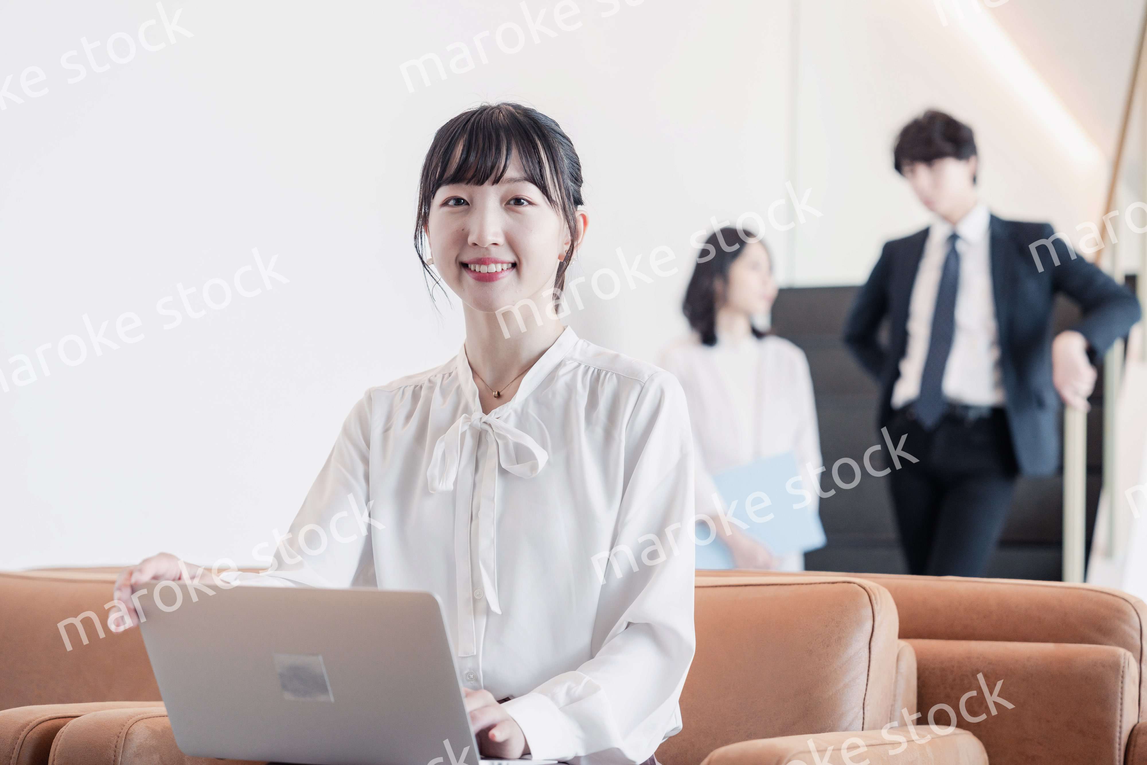 ラウンジで仕事をする若いビジネスウーマン