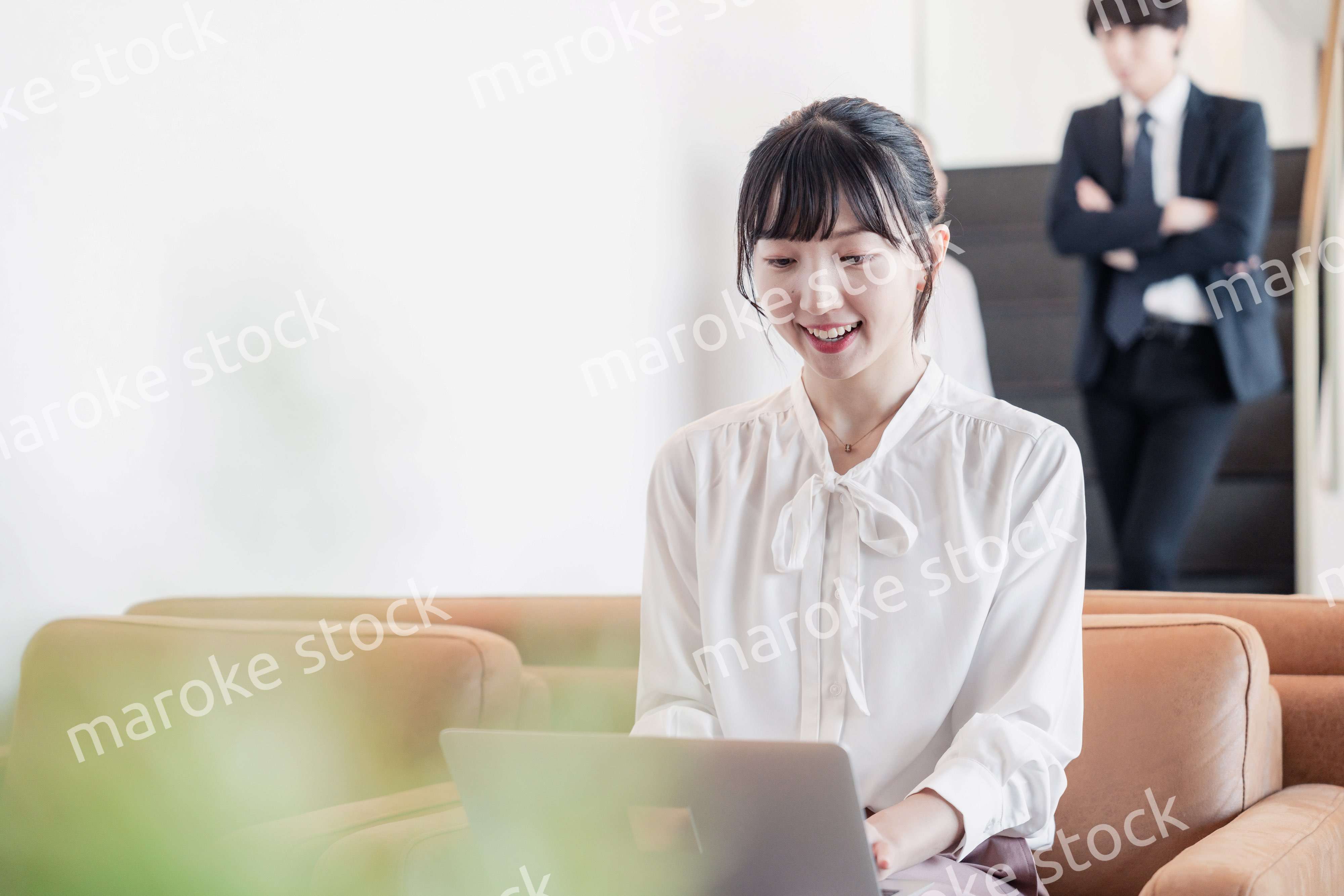 ラウンジで仕事をする若いビジネスウーマン